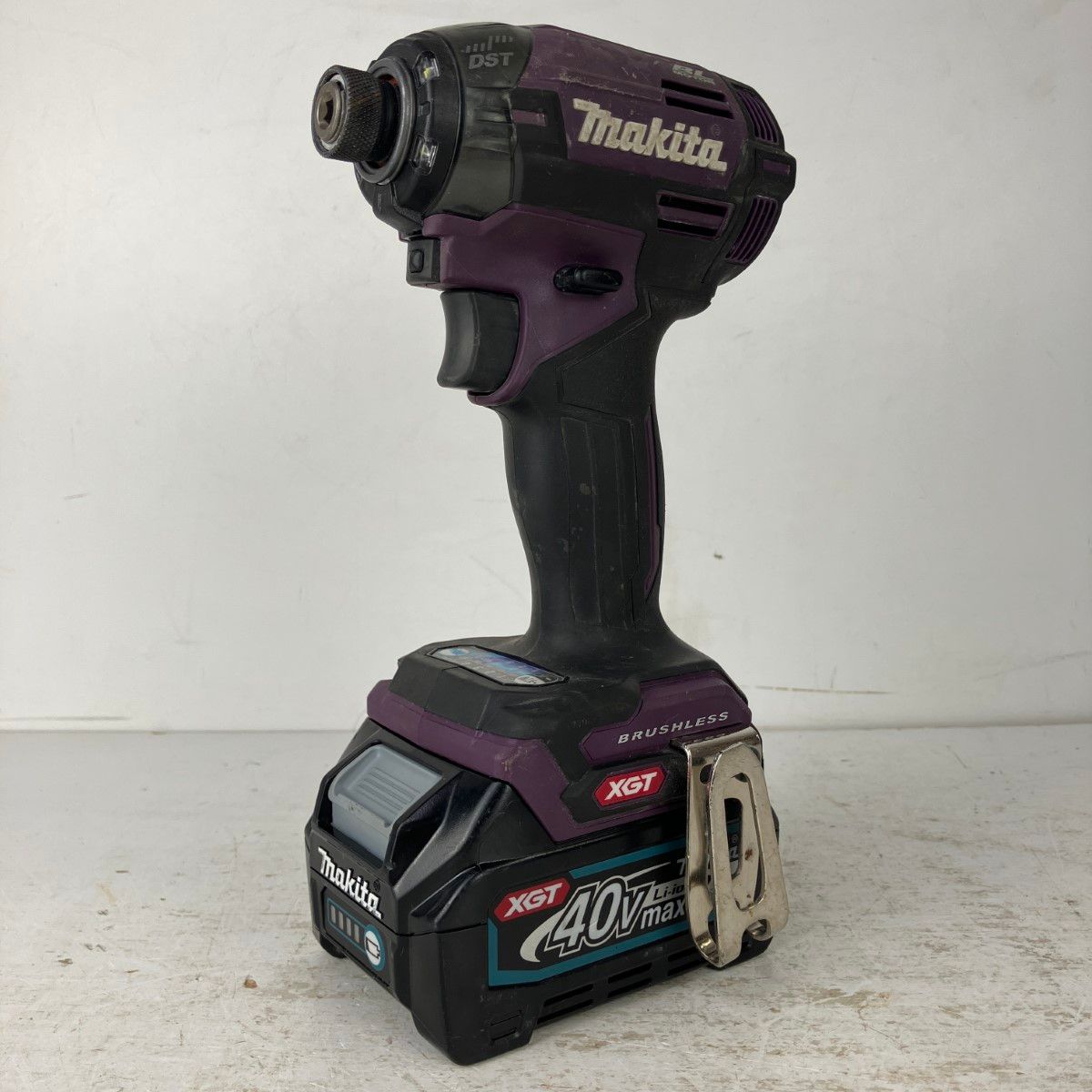 ЗЗMAKITA マキタ 40 v 充電式インパクトドライバ バッテリーx 2 充電器 ケース付 TD 002 G パープル