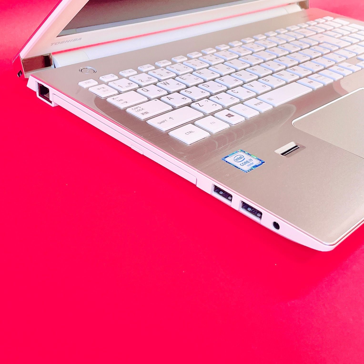 美品✨高性能Corei7✨️売り切れ続出おしゃれゴールド✨️薄型ノート