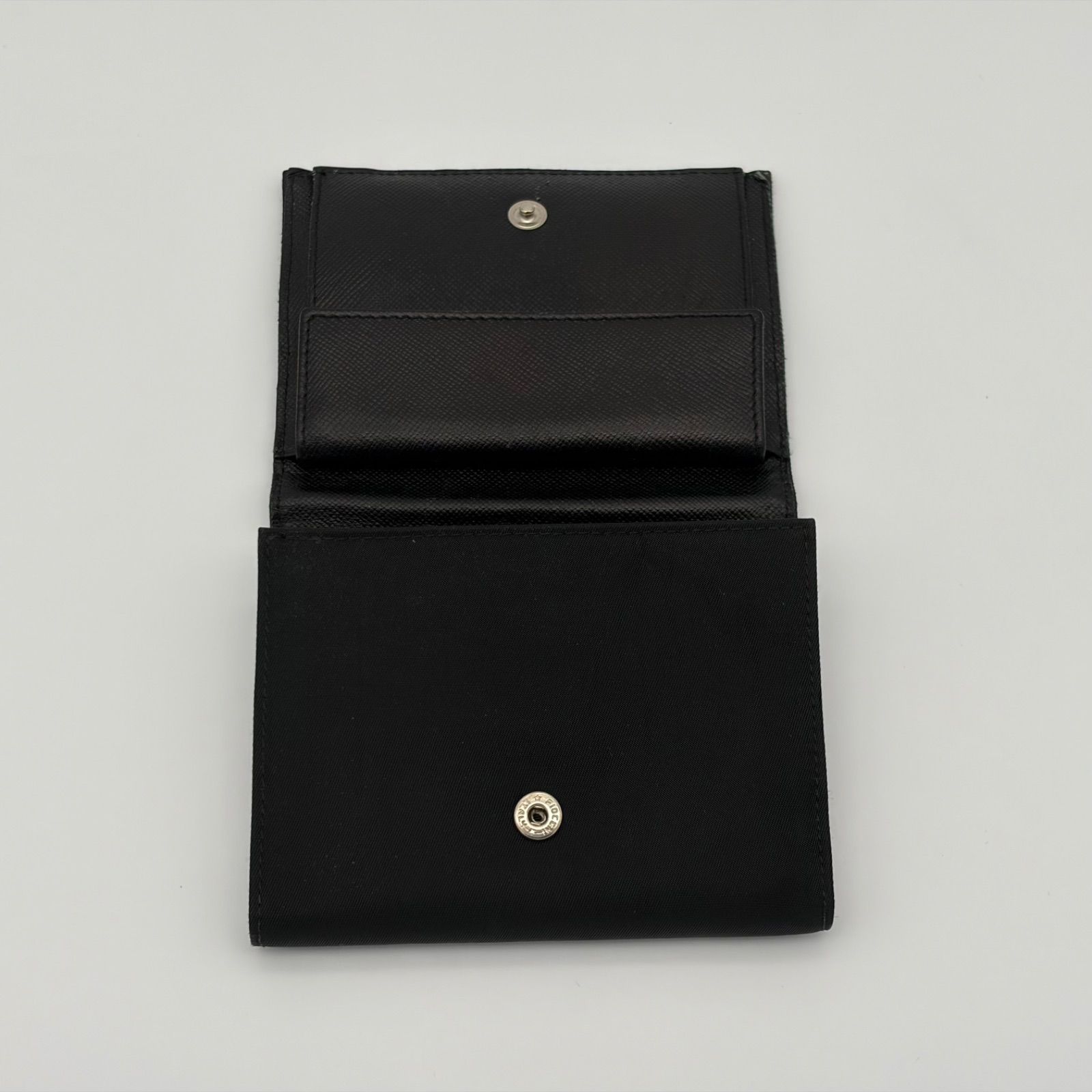 プラダ テスートナイロン 三角ロゴプレート 二つ折り財布 コンパクト