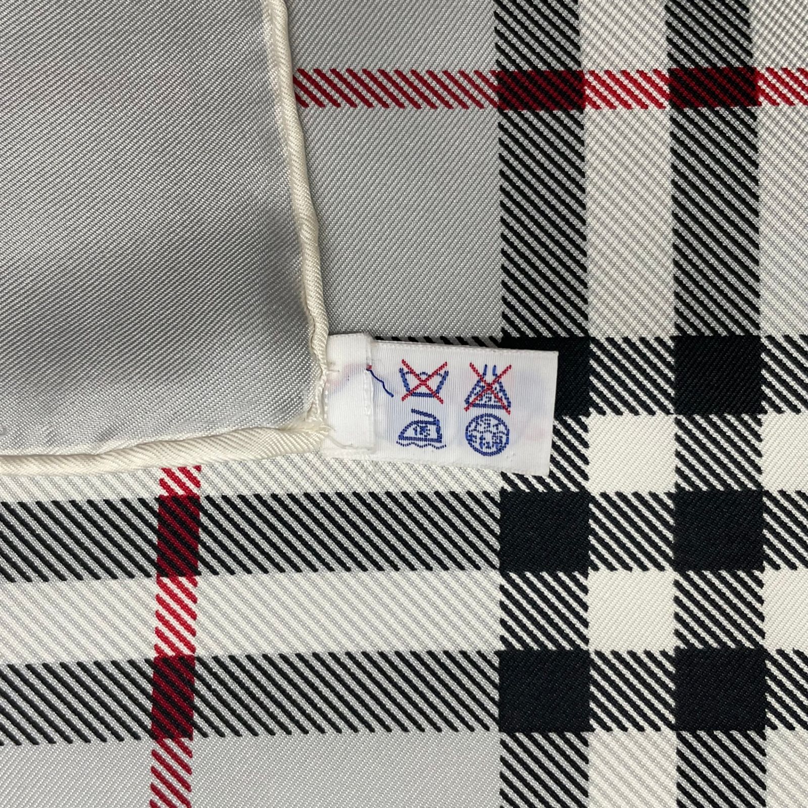 美品　バーバリーズ　シルク　グレーのチェック柄スカーフ　ノバチェック 極美品 Burberry バーバリー スカーフ シルク ノバチェック柄 グレー