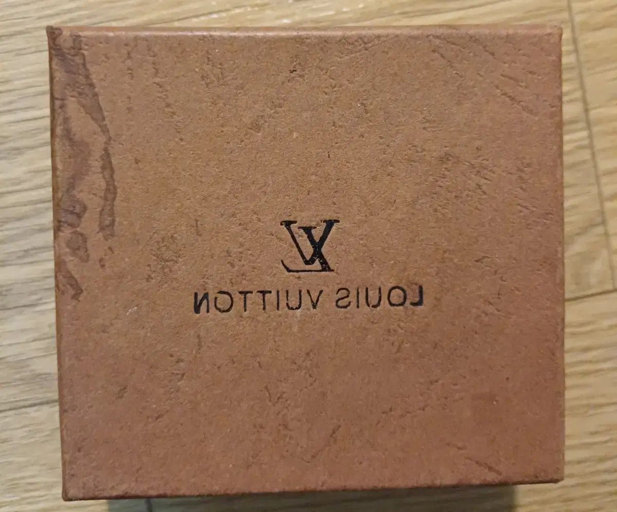【新品・未使用】LOUIS VUITTON ルイヴィトン モノグラムカフス Louis Vuitton LV モノグラム カフスリンク ショップからお知らせ