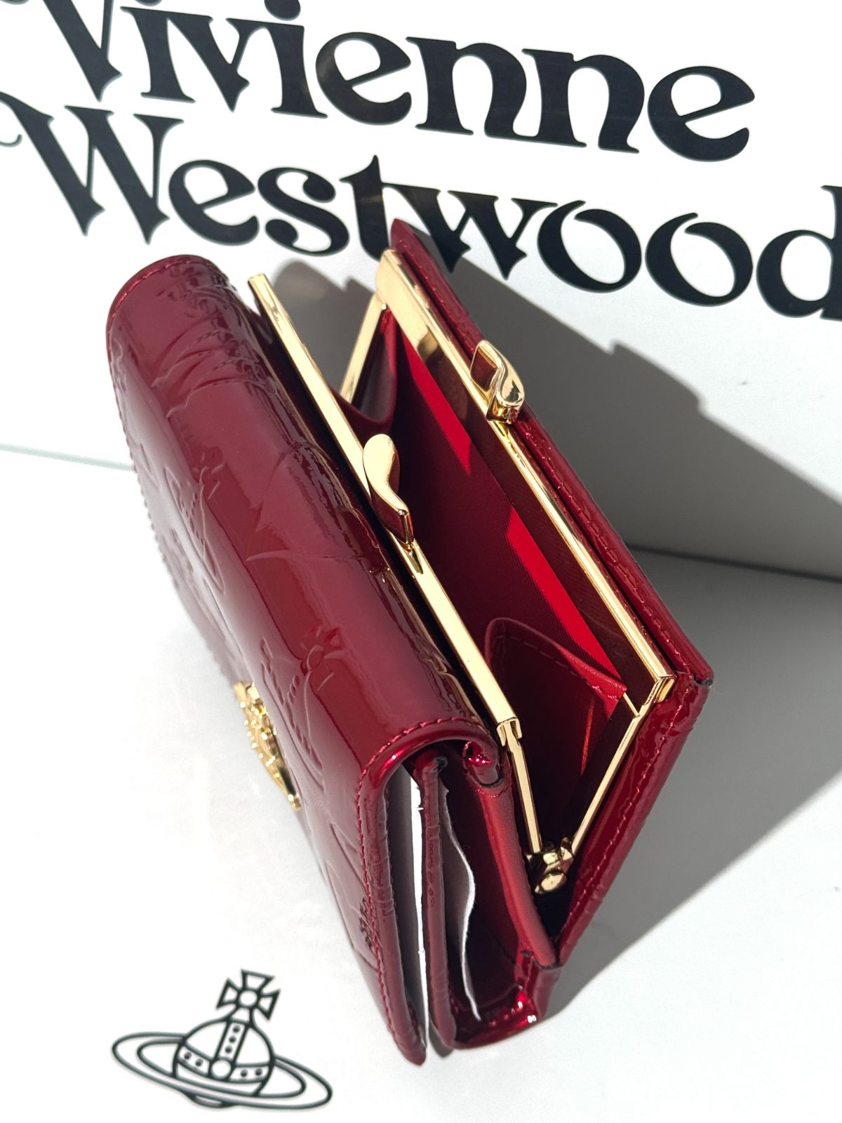 赤いエンボス加工三つ折り財布 - メルカリ