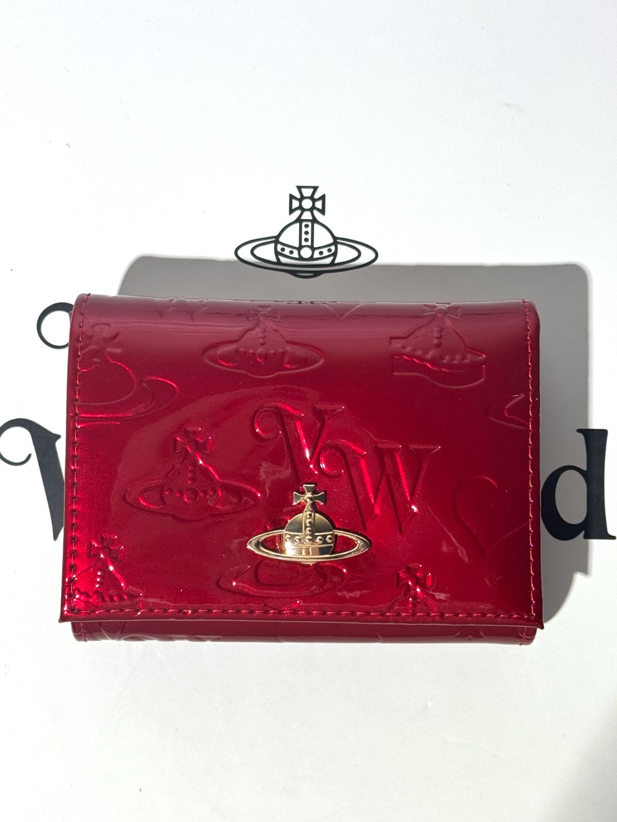 赤いエンボス加工三つ折り財布 - メルカリ