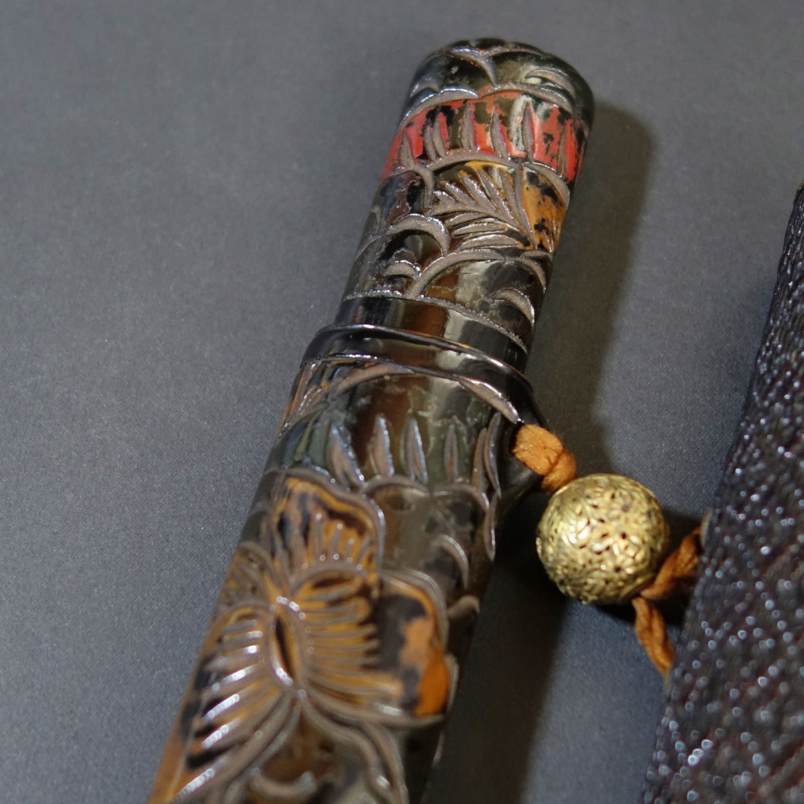 骨董逸品【牡丹蝶文様 煙管筒 煙草入 彫彩漆】 漆器 喫煙具 煙管 煙管