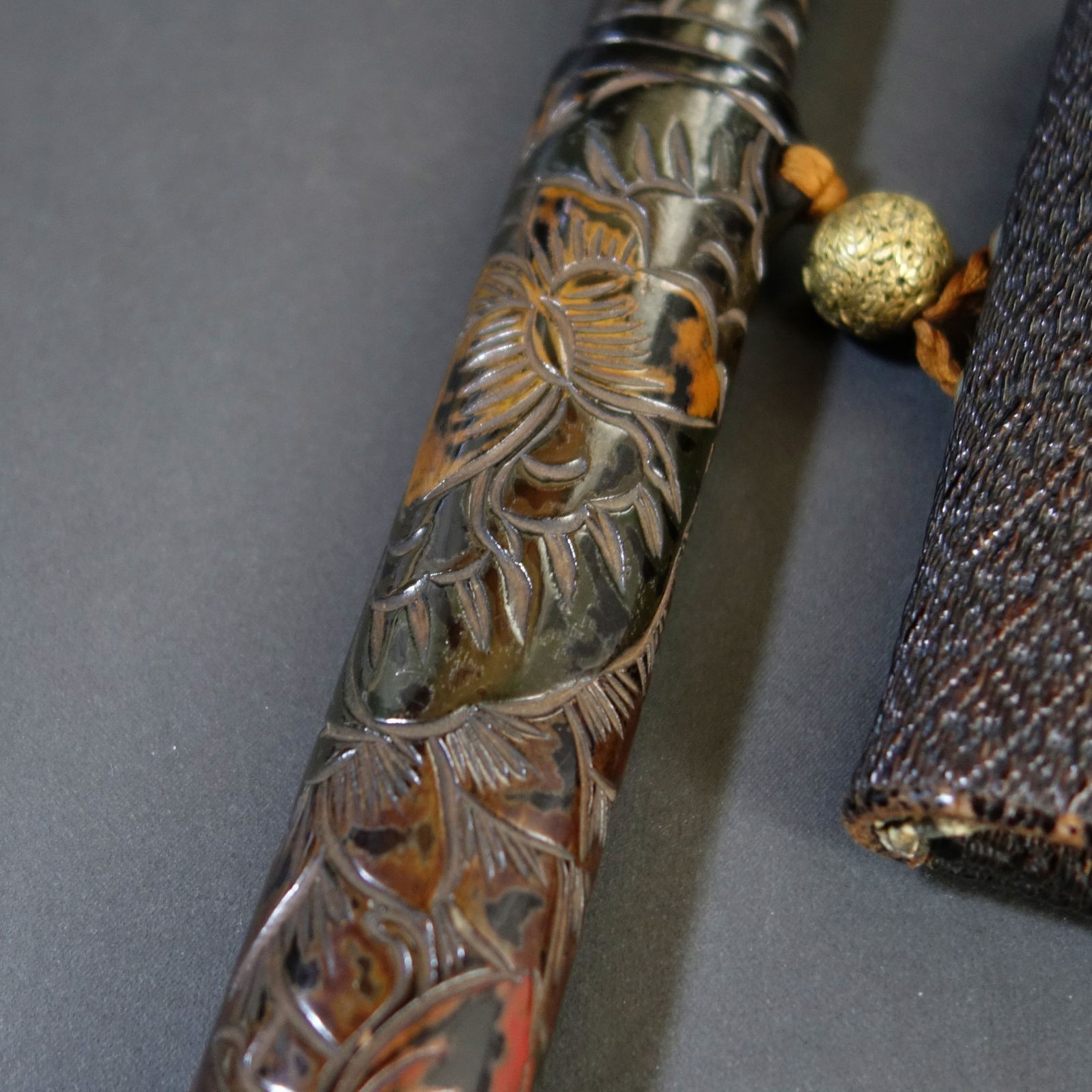 骨董逸品【牡丹蝶文様 煙管筒 煙草入 彫彩漆】 漆器 喫煙具 煙管 煙管