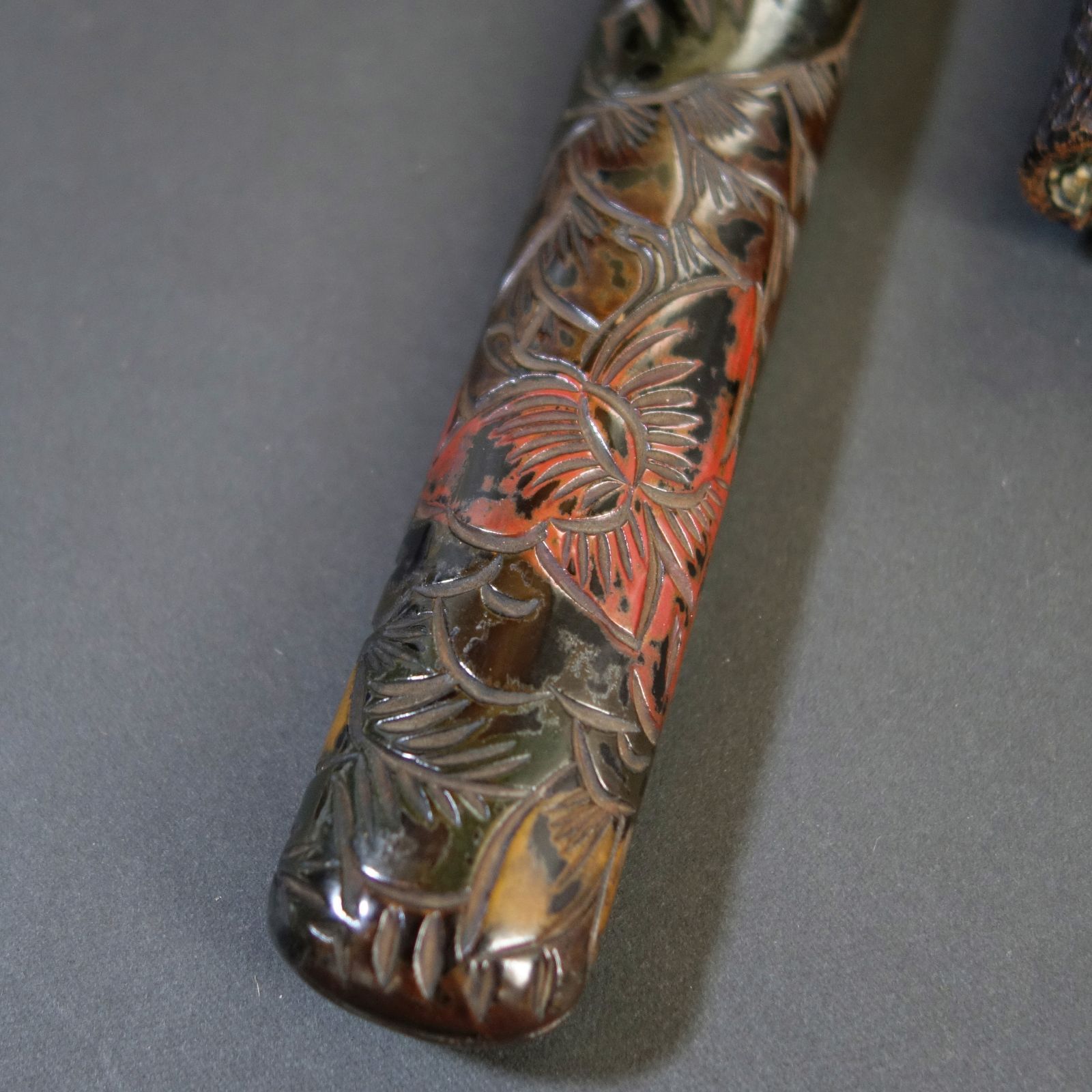 骨董逸品【牡丹蝶文様 煙管筒 煙草入 彫彩漆】 漆器 喫煙具 煙管 煙管