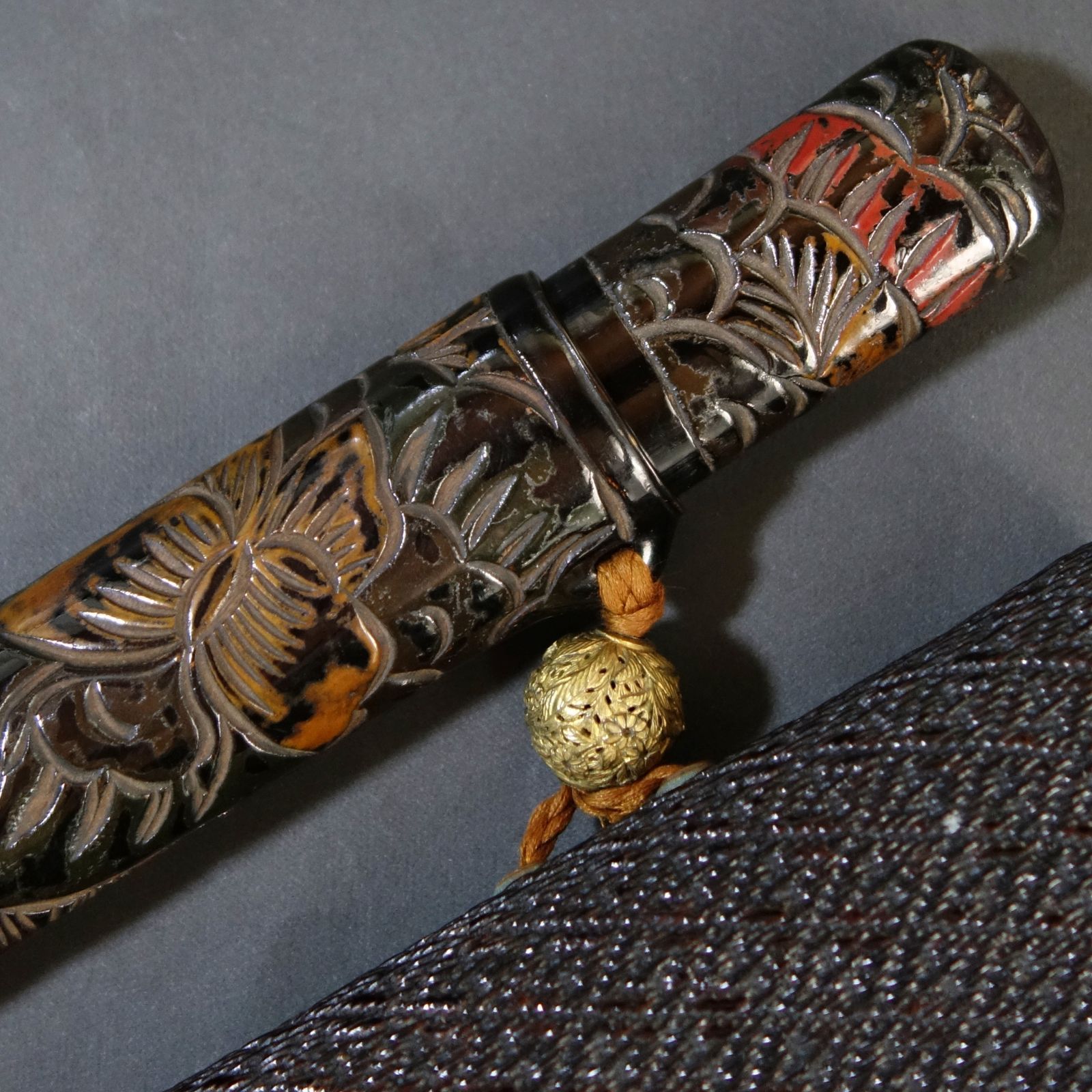 骨董逸品【牡丹蝶文様 煙管筒 煙草入 彫彩漆】 漆器 喫煙具 煙管 煙管