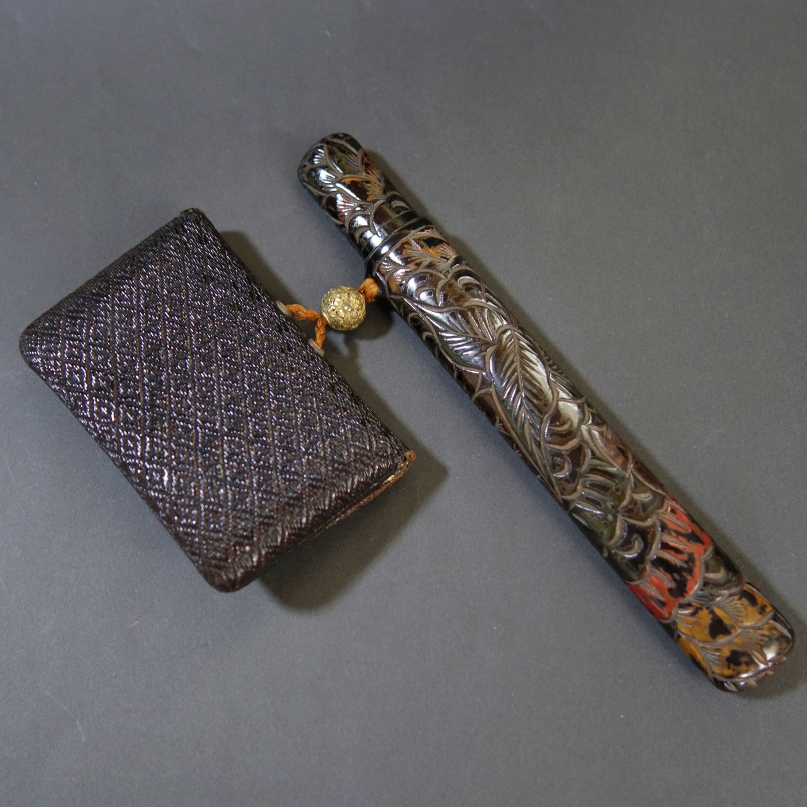 骨董逸品【牡丹蝶文様 煙管筒 煙草入 彫彩漆】 漆器 喫煙具 煙管 煙管