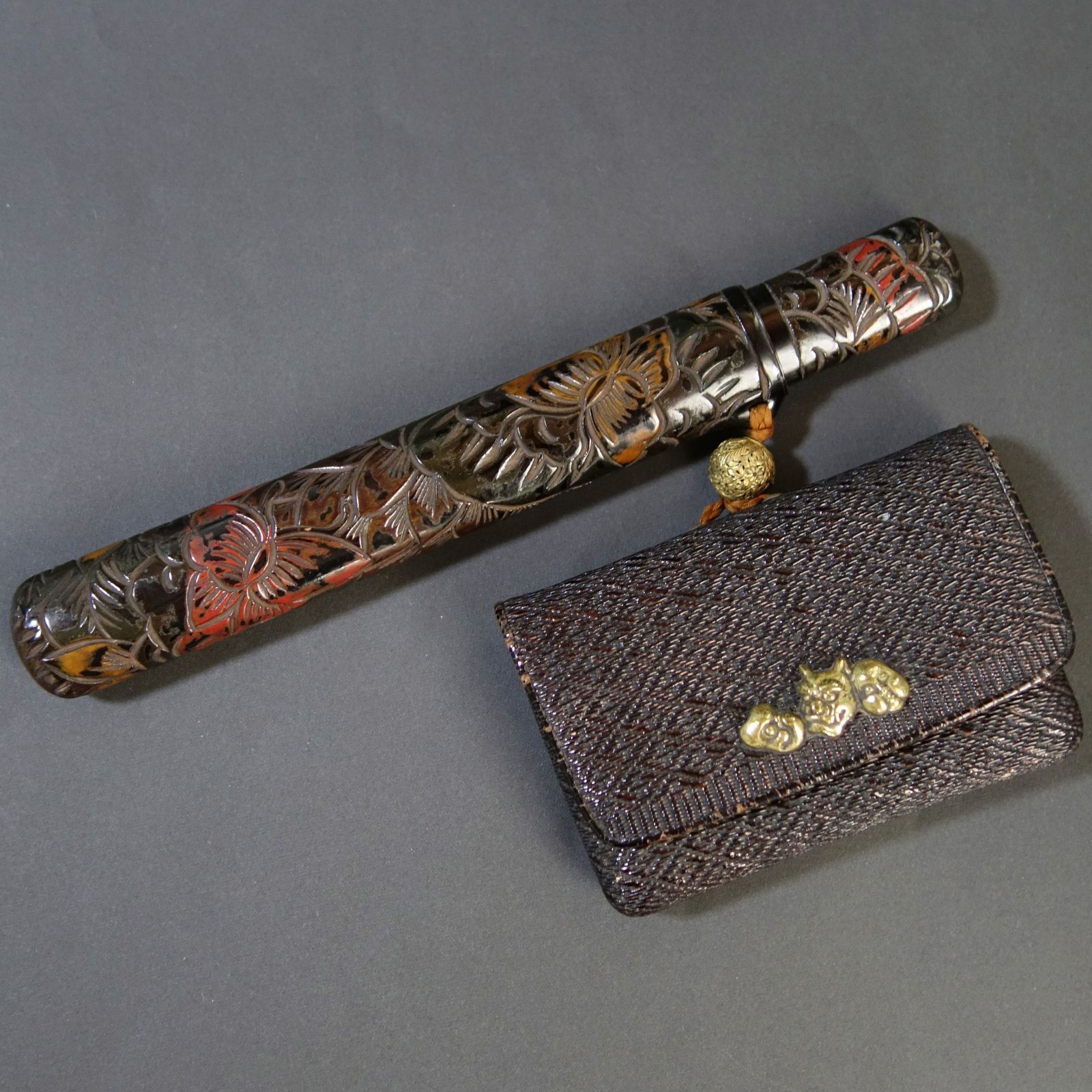 骨董逸品【牡丹蝶文様 煙管筒 煙草入 彫彩漆】 漆器 喫煙具 煙管 煙管