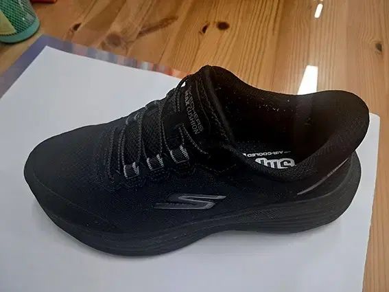 スケッチャーズ マックス クッショニング スリップイン スニーカー 235 mm