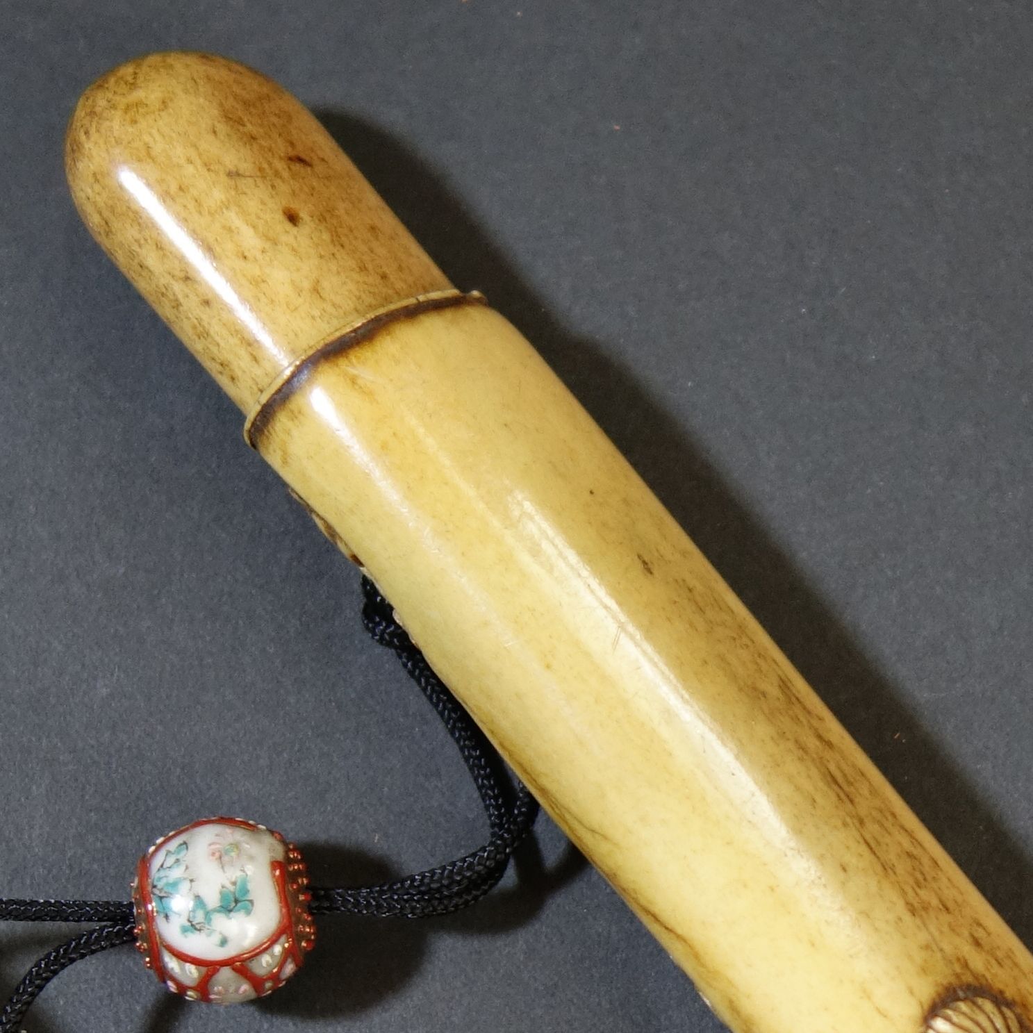 骨董逸品【菊花蝶青海波文様 煙管筒 煙草入 古骨彫刻】 喫煙具 煙管