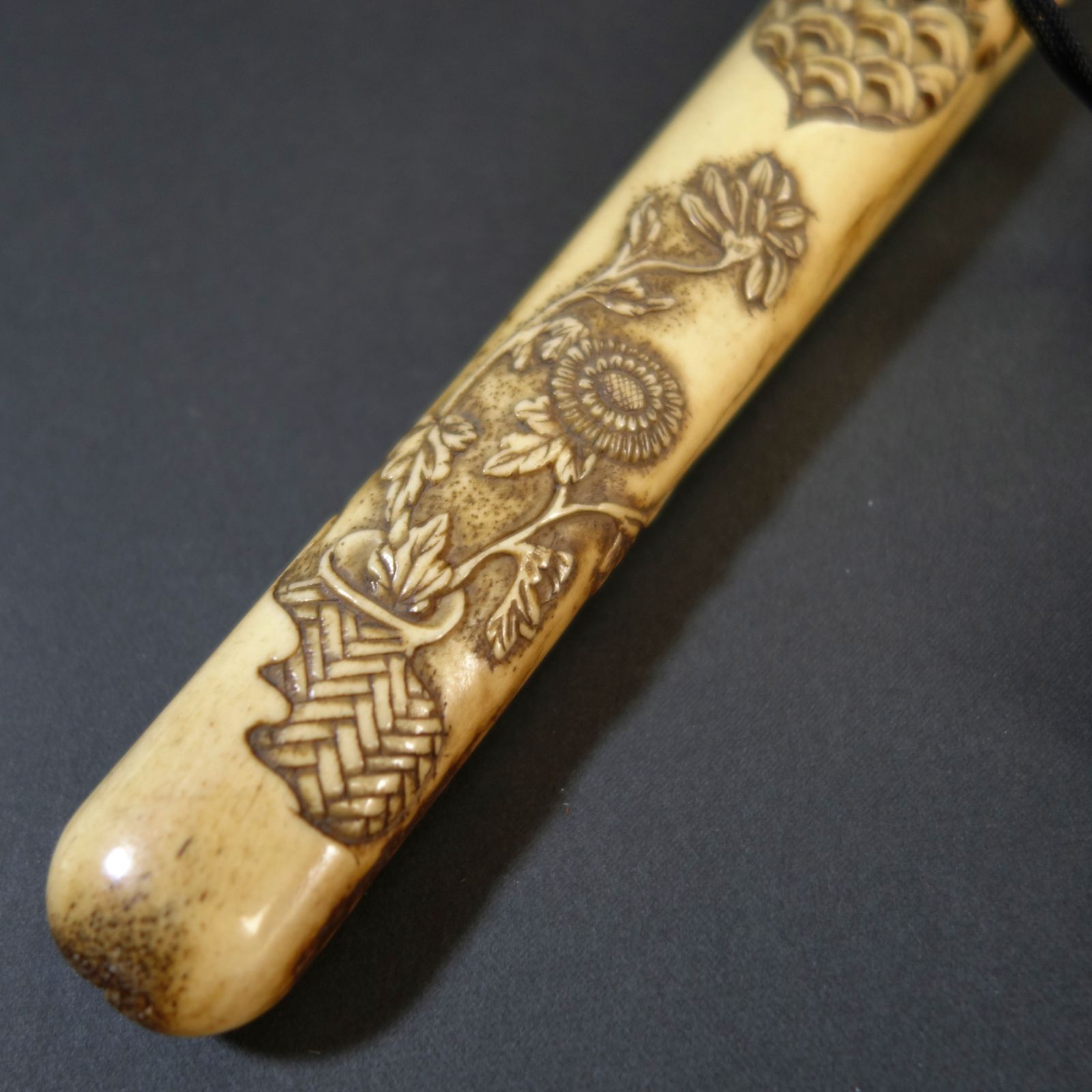 骨董逸品【菊花蝶青海波文様 煙管筒 煙草入 古骨彫刻】 喫煙具 煙管