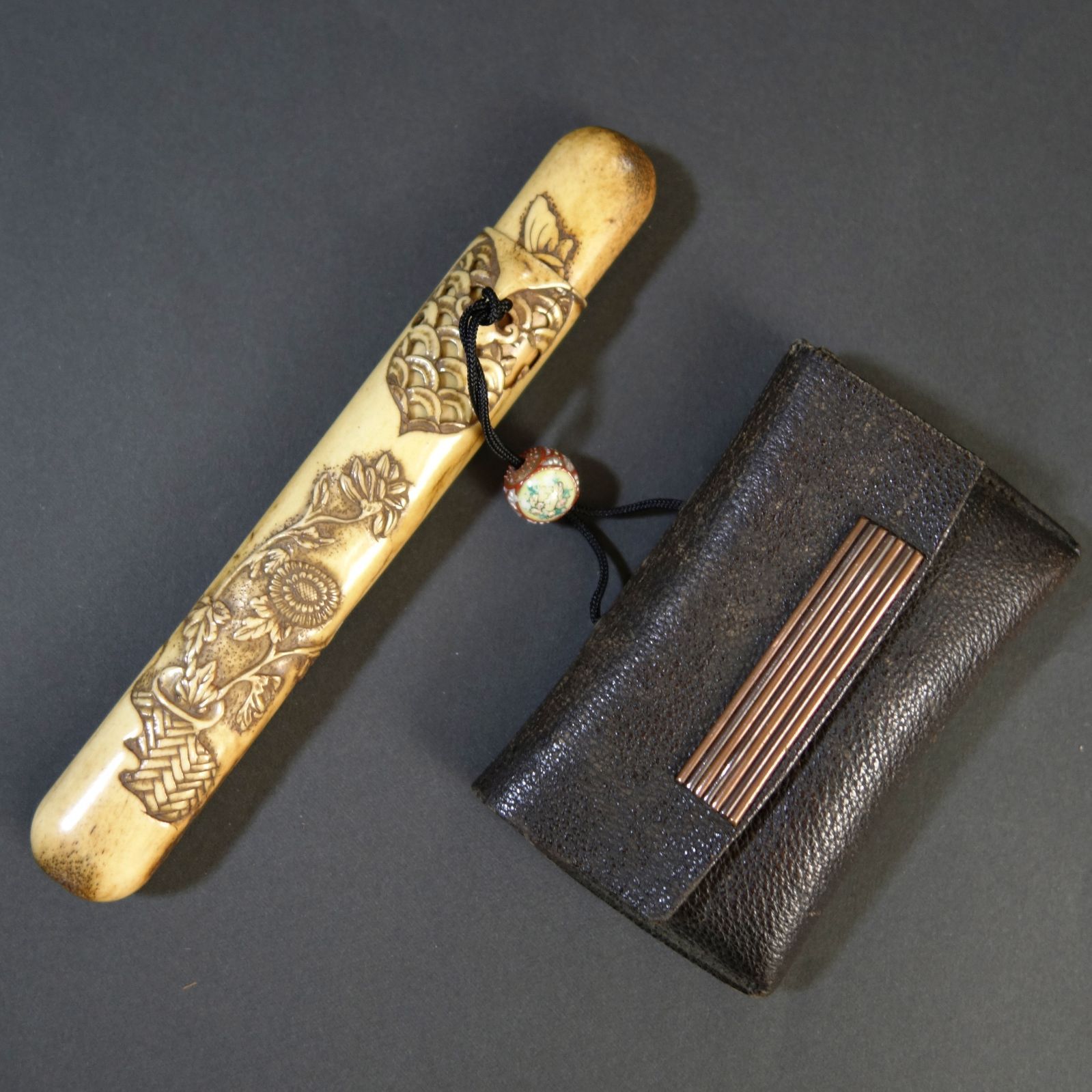 骨董逸品【菊花蝶青海波文様 煙管筒 煙草入 古骨彫刻】 喫煙具 煙管