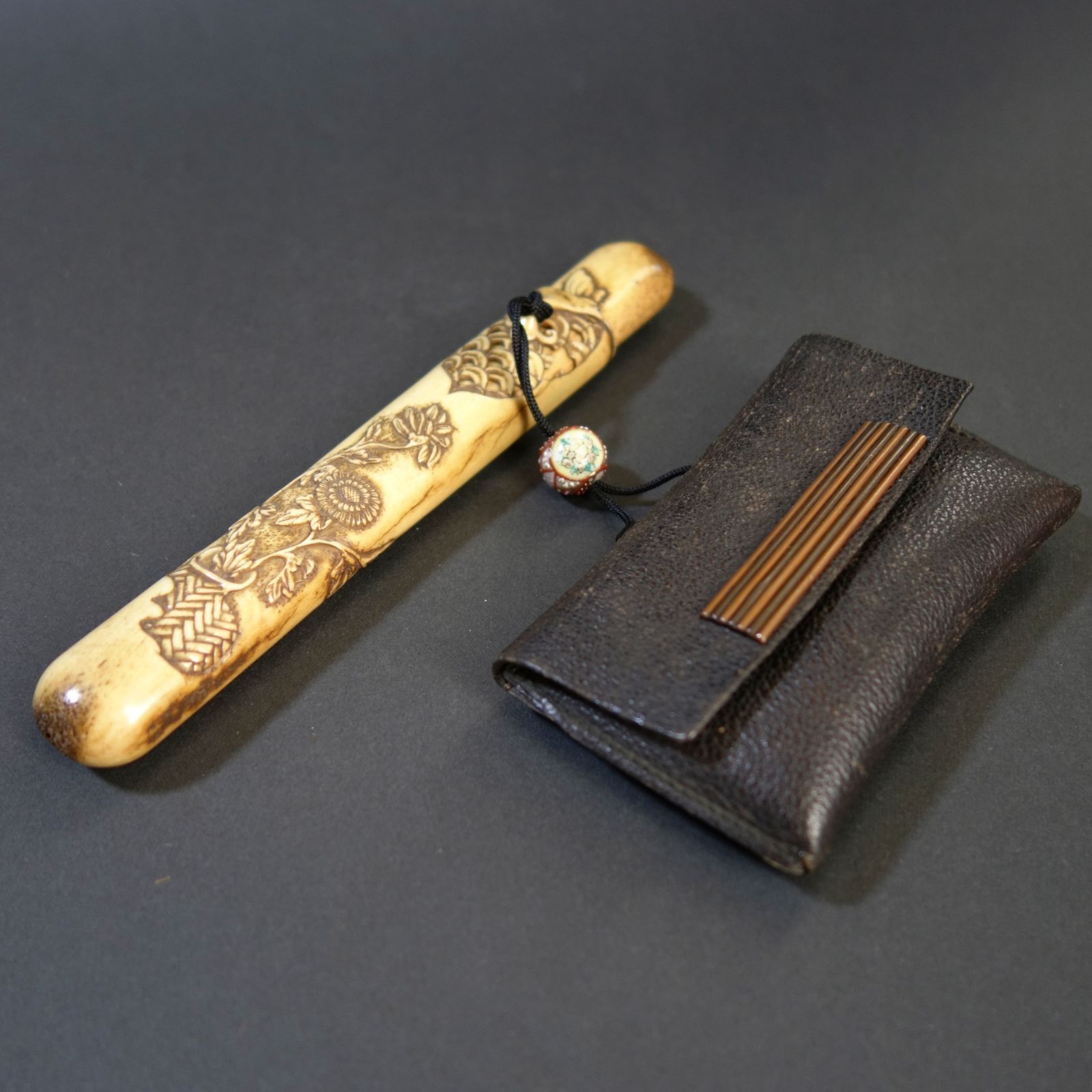 骨董逸品【菊花蝶青海波文様 煙管筒 煙草入 古骨彫刻】 喫煙具 煙管