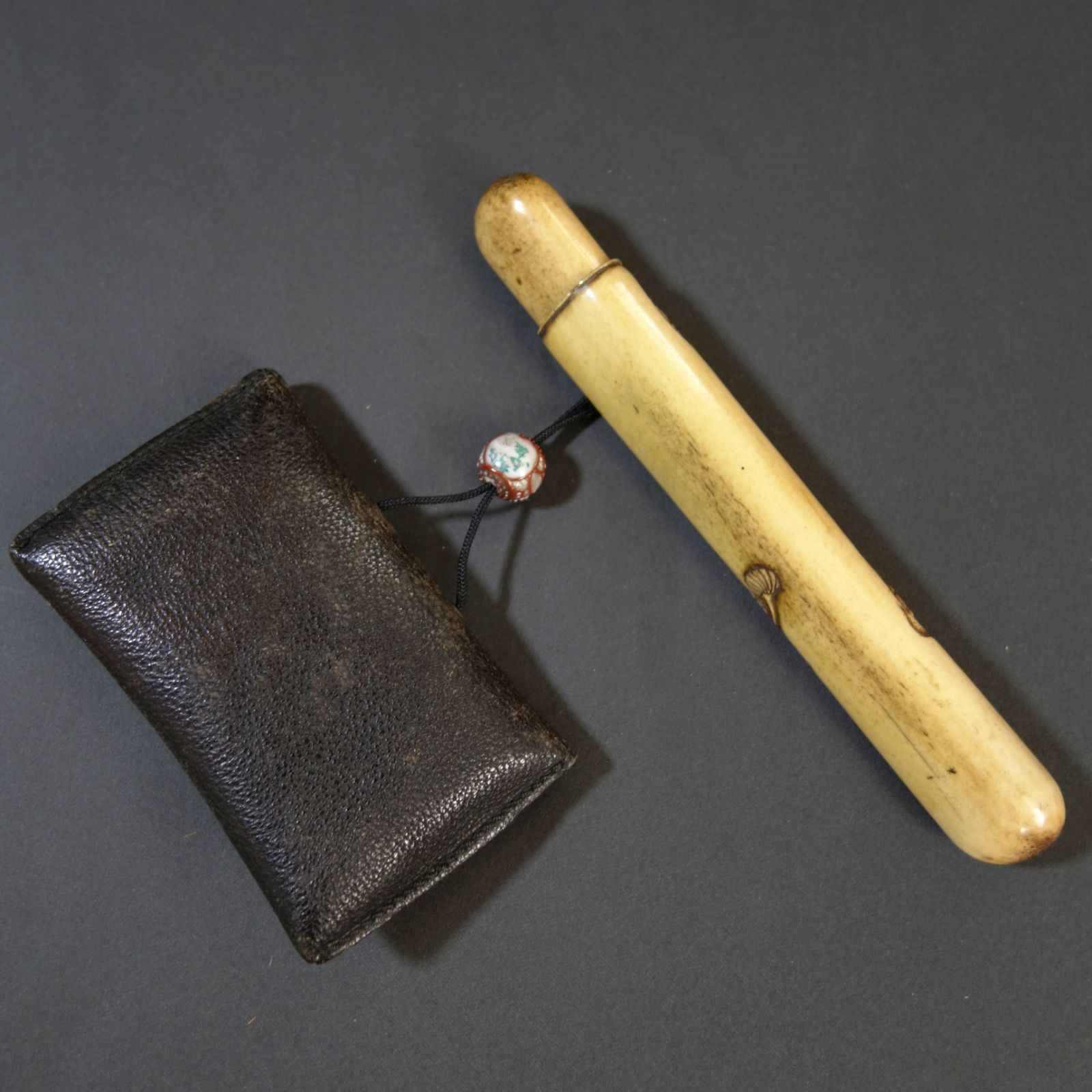 骨董逸品【菊花蝶青海波文様 煙管筒 煙草入 古骨彫刻】 喫煙具 煙管