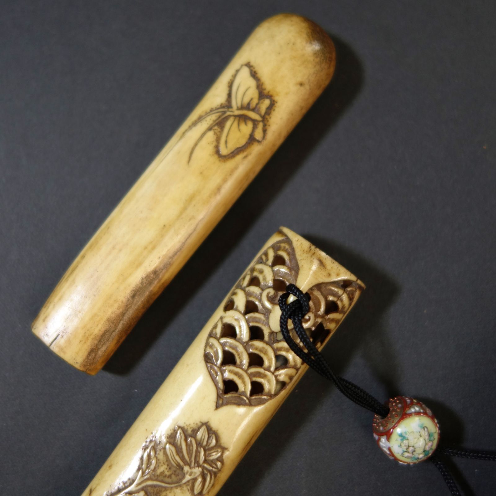 骨董逸品【菊花蝶青海波文様 煙管筒 煙草入 古骨彫刻】 喫煙具 煙管