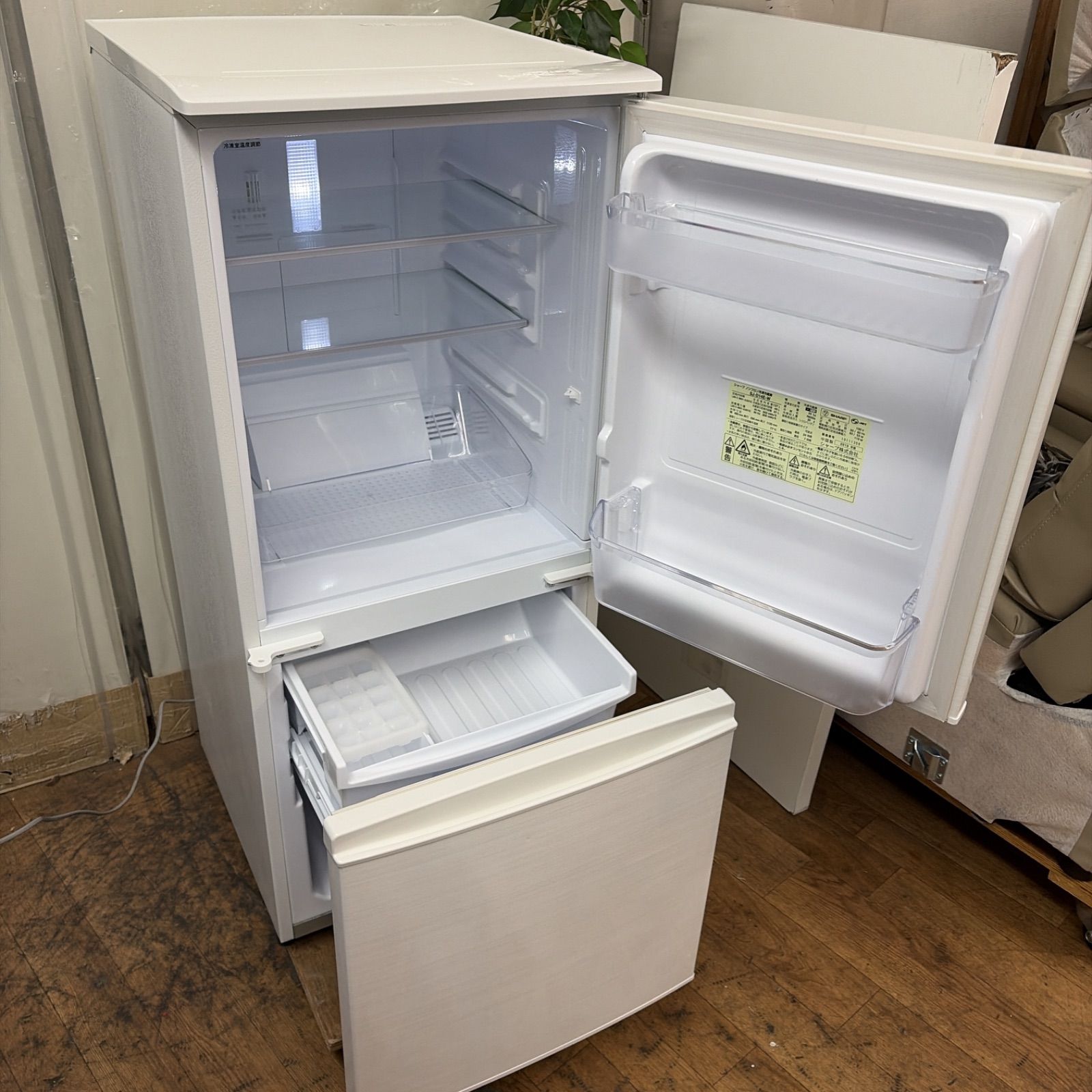 R404 ☀️ 名古屋市近郊配送設置無料！ SHARP / シャープ 冷蔵庫 (137L