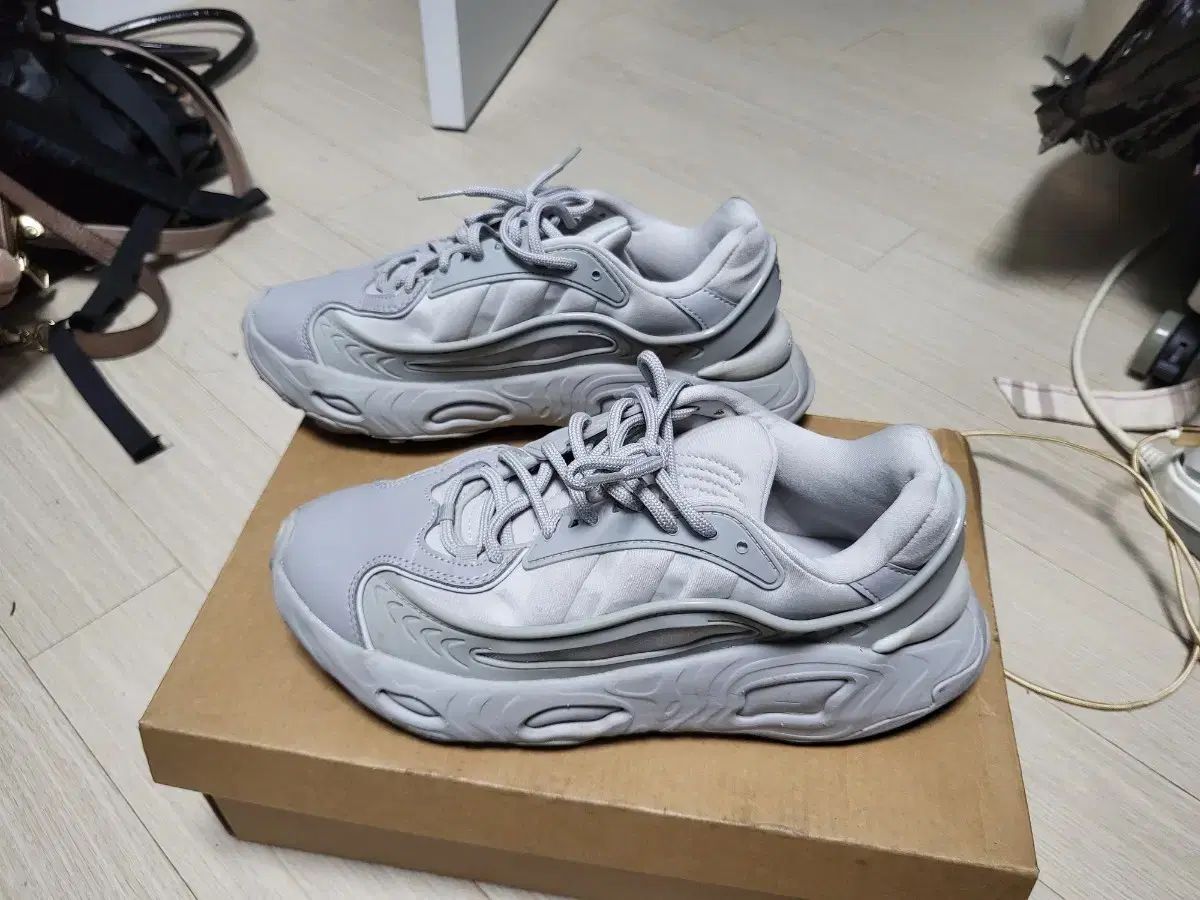 adidas アディダス オーズノーヴァ グレー スニーカー 240 mm 状態良し