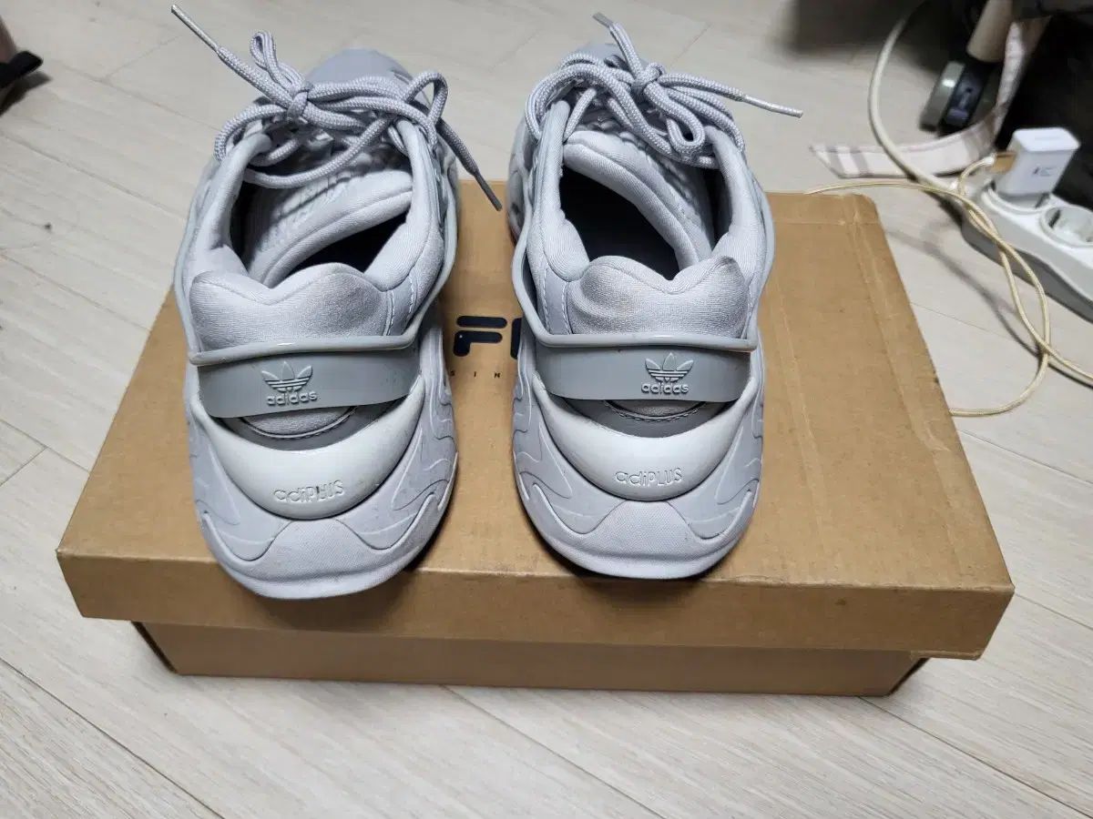  adidas アディダス オーズノーヴァ グレー スニーカー 240 mm 状態良し 登山靴 トレッキングシューズ アウトドアシューズ