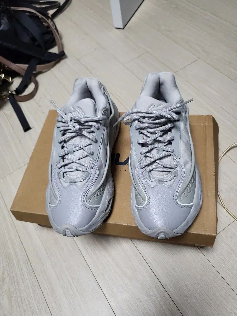 adidas アディダス オーズノーヴァ グレー スニーカー 240 mm 状態良し