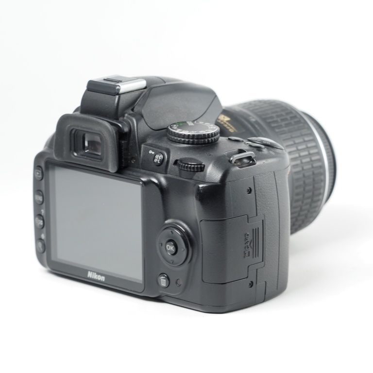Nikon デジタル一眼レフカメラ D3000 AF-S Nikkor 18-55mm VRレンズ