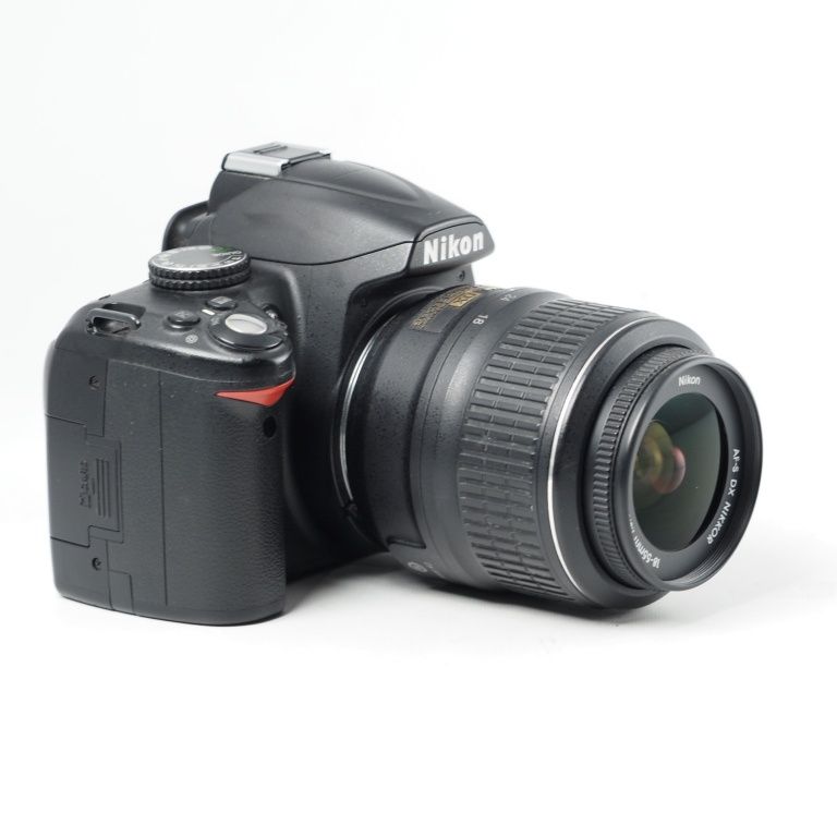 Nikon デジタル一眼レフカメラ D3000 AF-S Nikkor 18-55mm VRレンズ