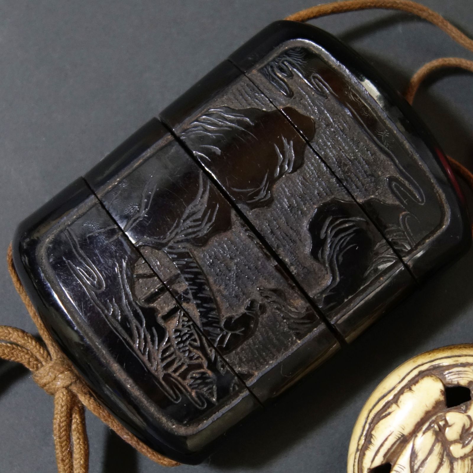 骨董逸品【中国山水図 印籠 堆黒 ／ 寿老人 根付 古骨彫刻】 漆器 印籠