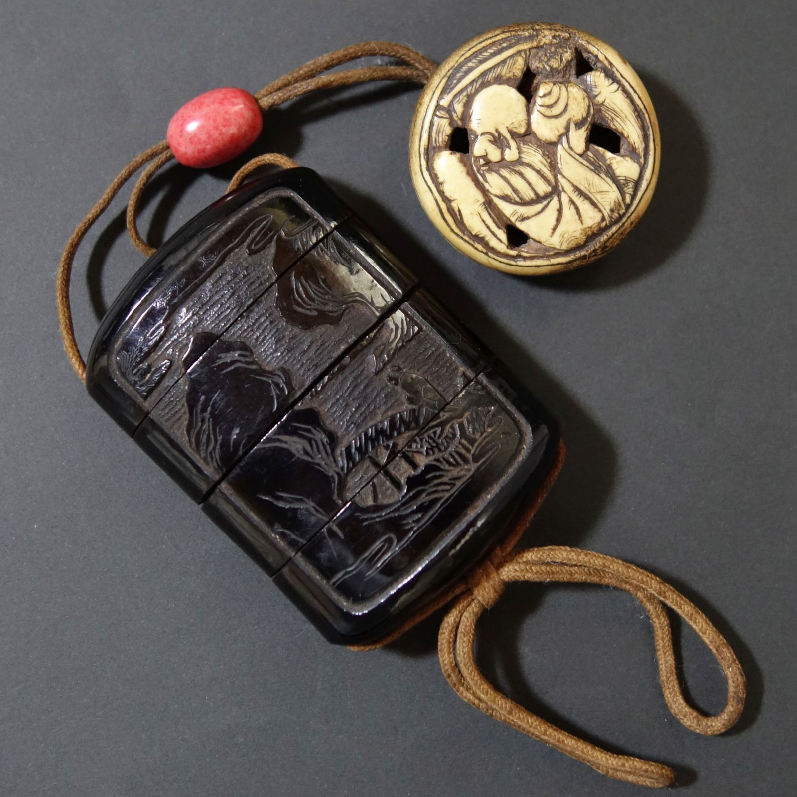 骨董逸品【中国山水図 印籠 堆黒 ／ 寿老人 根付 古骨彫刻】 漆器 印籠