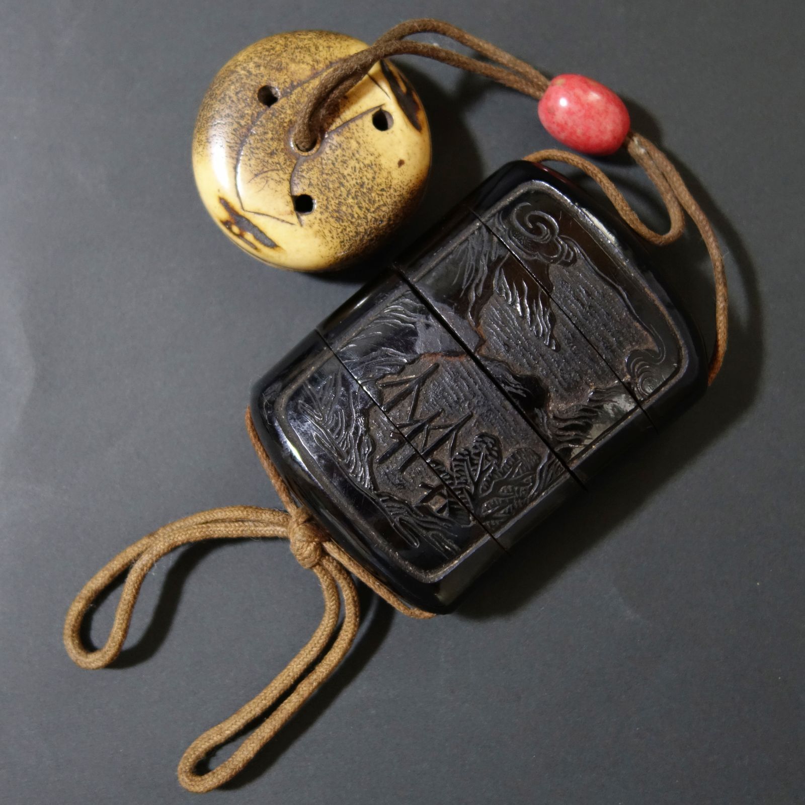 骨董逸品【中国山水図 印籠 堆黒 ／ 寿老人 根付 古骨彫刻】 漆器 印籠