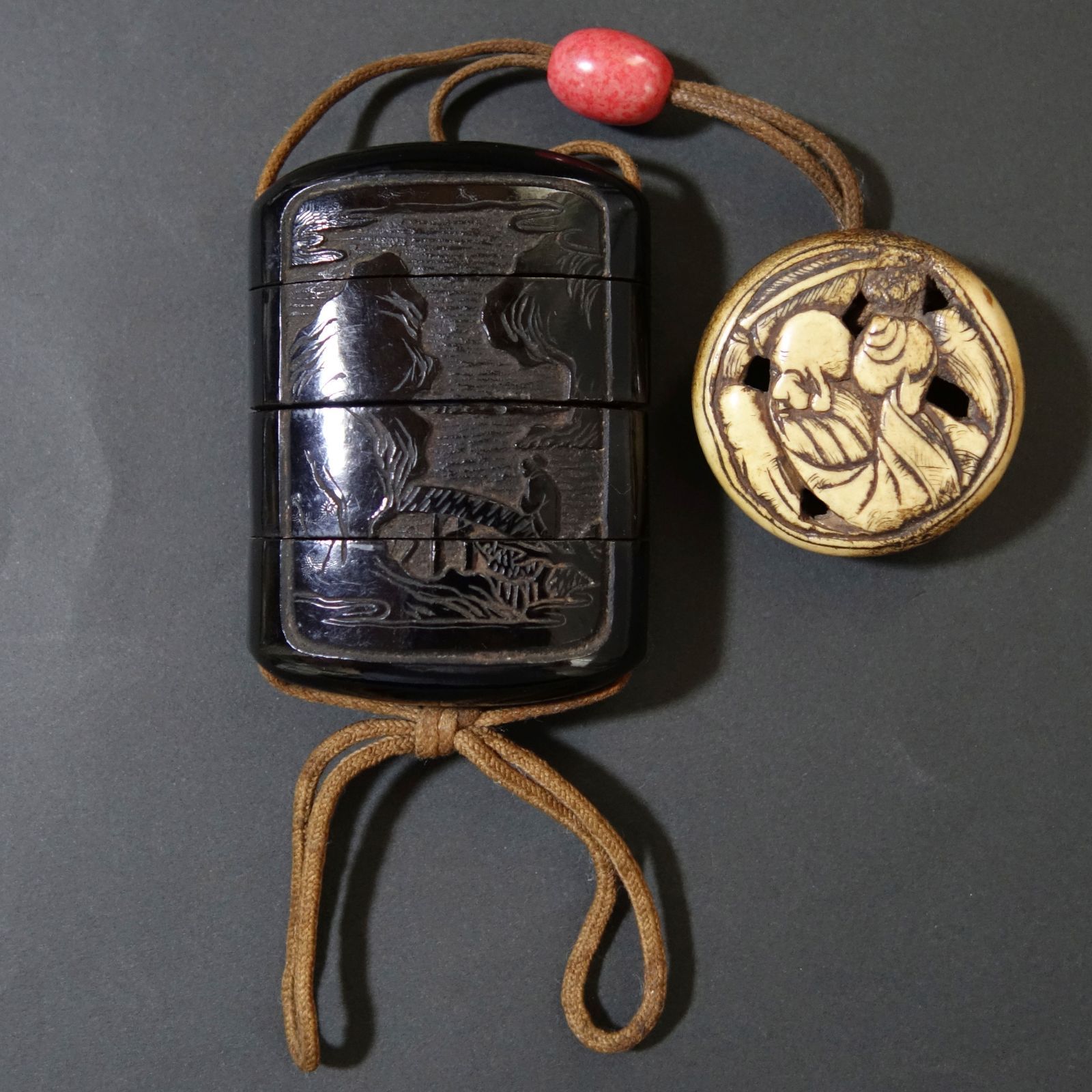 骨董逸品【中国山水図 印籠 堆黒 ／ 寿老人 根付 古骨彫刻】 漆器 印籠