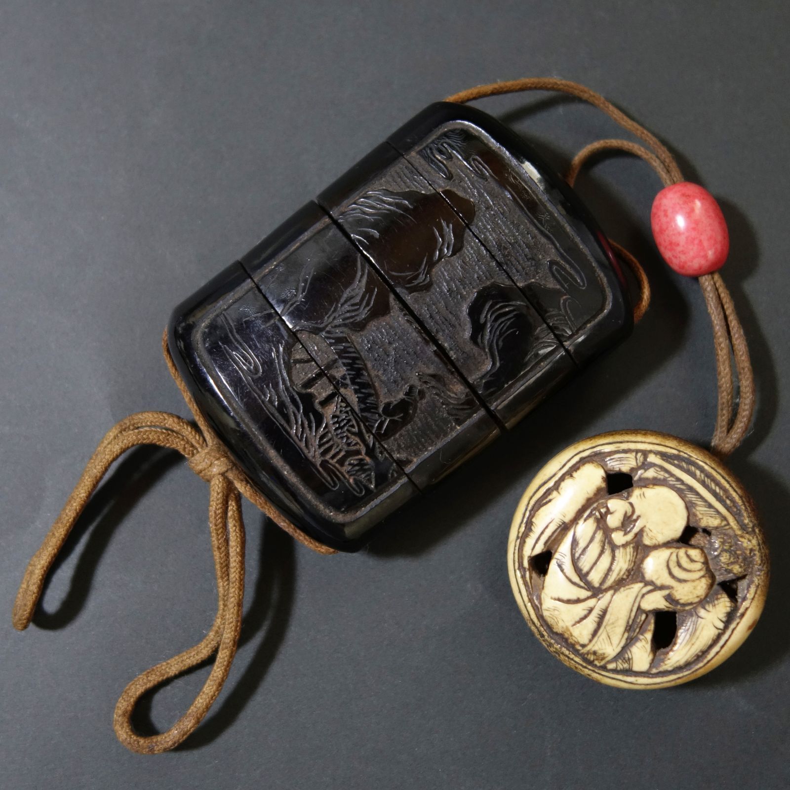 骨董逸品【中国山水図 印籠 堆黒 ／ 寿老人 根付 古骨彫刻】 漆器 印籠