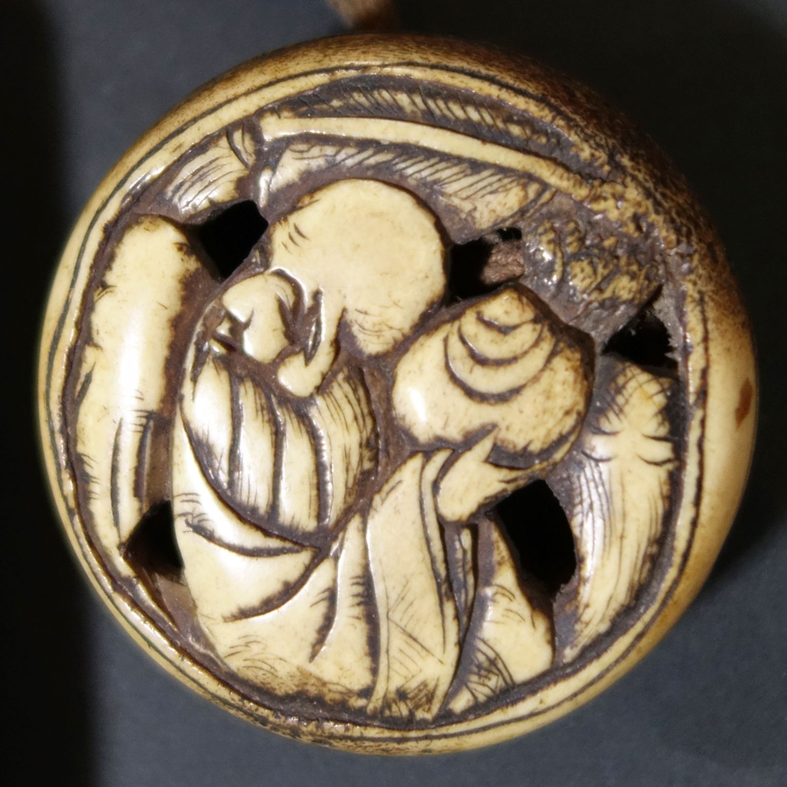 骨董逸品【中国山水図 印籠 堆黒 ／ 寿老人 根付 古骨彫刻】 漆器 印籠