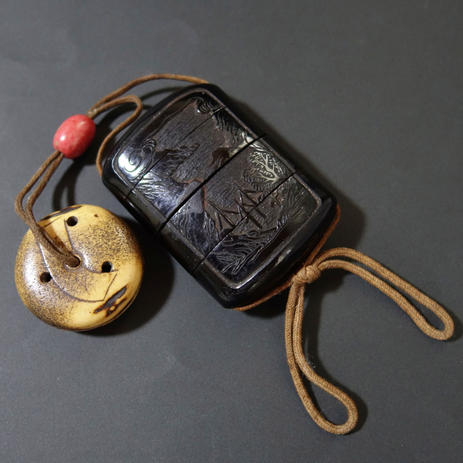 骨董逸品【中国山水図 印籠 堆黒 ／ 寿老人 根付 古骨彫刻】 漆器 印籠