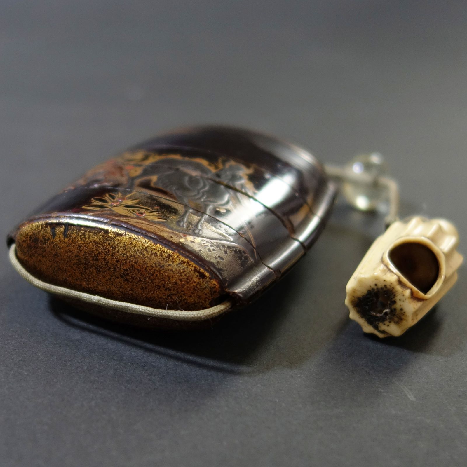 骨董逸品【麒麟図 印籠 高蒔絵 ／ 宝塔 根付 鹿角彫刻】 漆器 高蒔絵