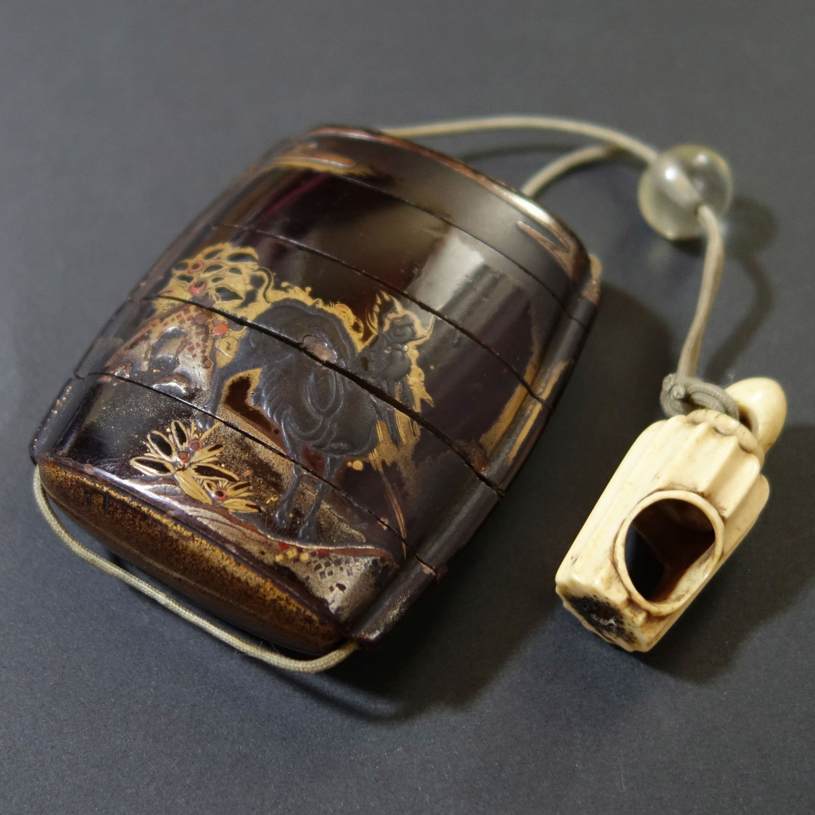 骨董逸品【麒麟図 印籠 高蒔絵 ／ 宝塔 根付 鹿角彫刻】 漆器 高蒔絵