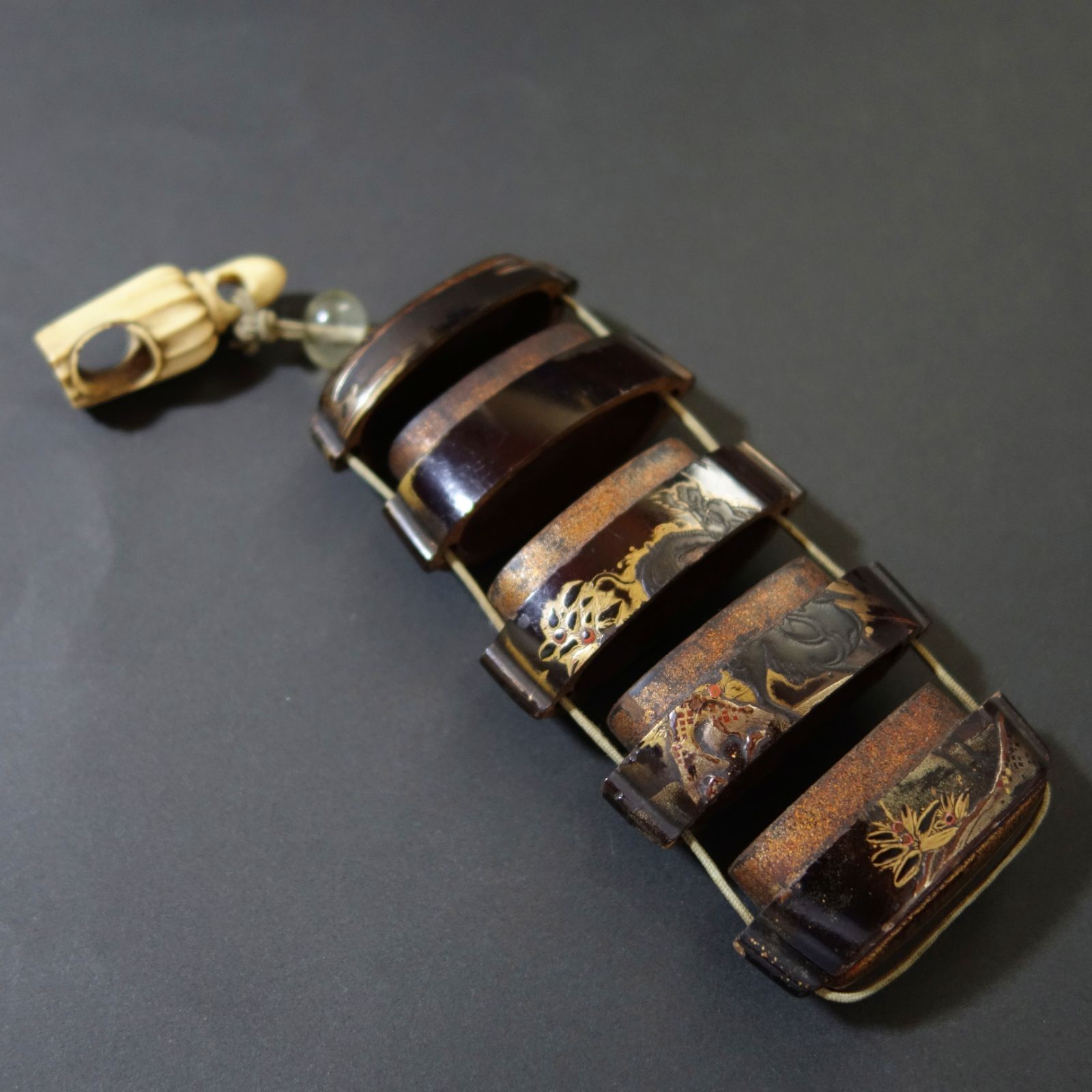 骨董逸品【麒麟図 印籠 高蒔絵 ／ 宝塔 根付 鹿角彫刻】 漆器 高蒔絵