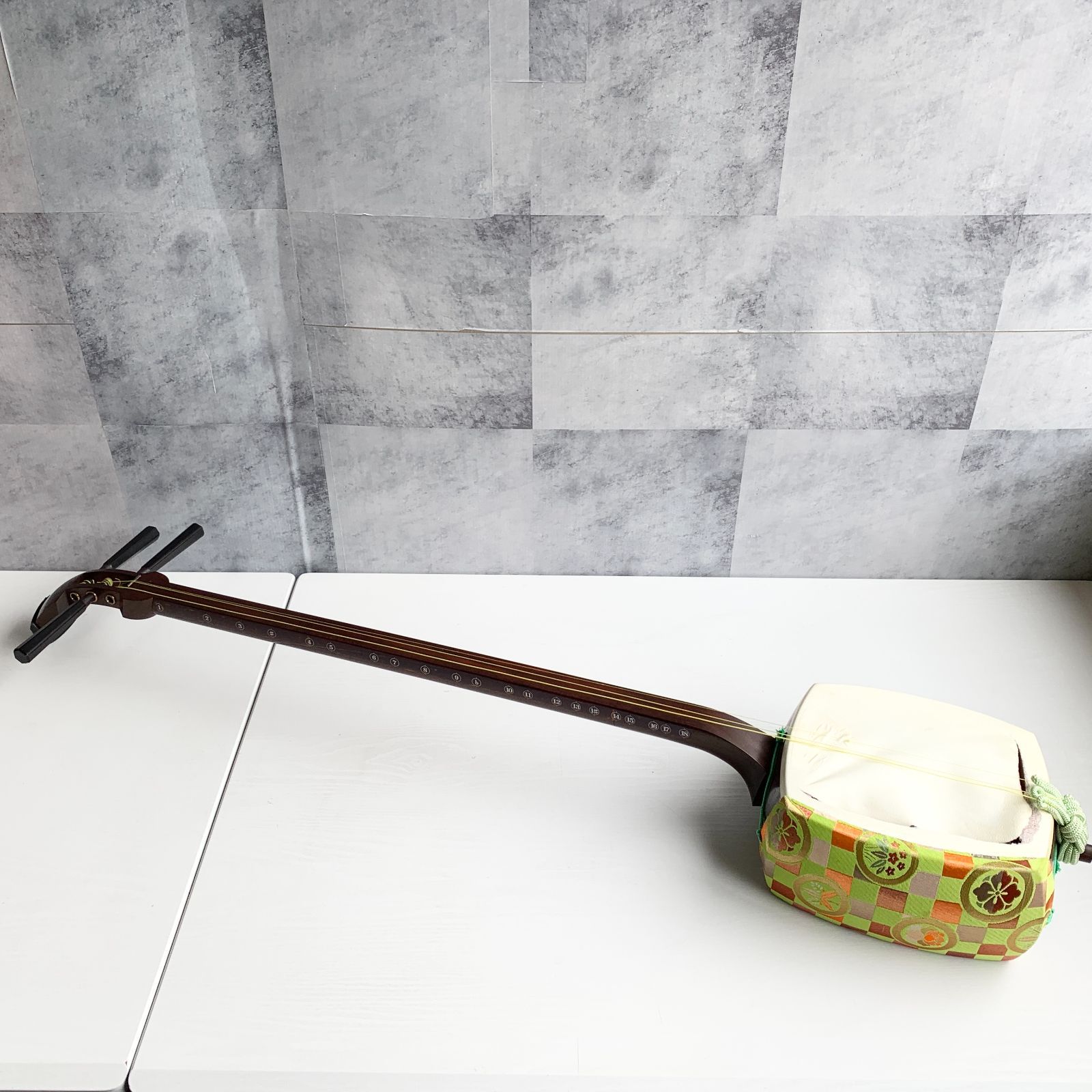 三味線 本体 バチ 和楽器 調子笛 弦 クロスなど 付属品付 ハードケース