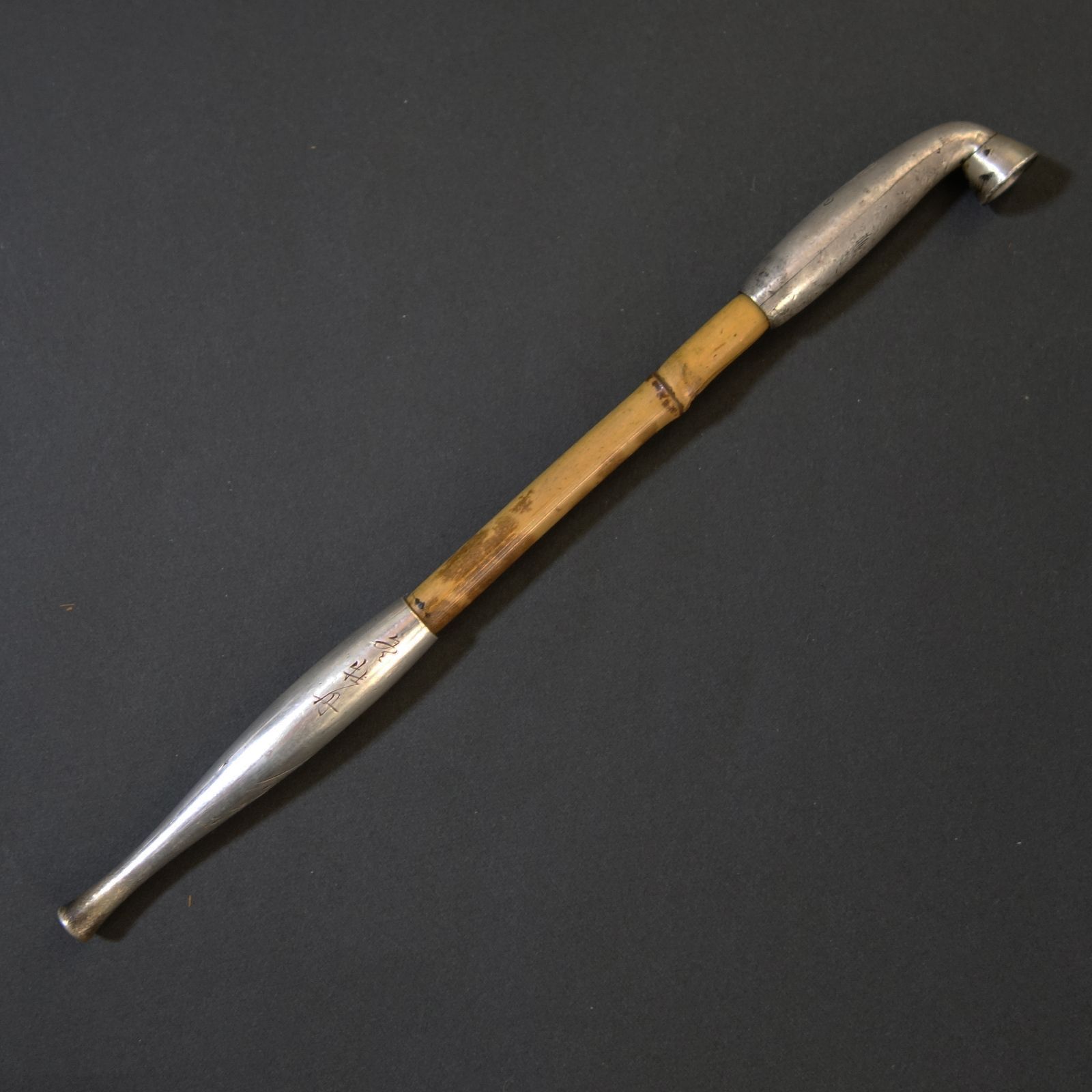 骨董逸品【冬牡丹と千鳥図 煙管 銀製 彫刻】 喫煙具 煙管 銀製 骨董 古