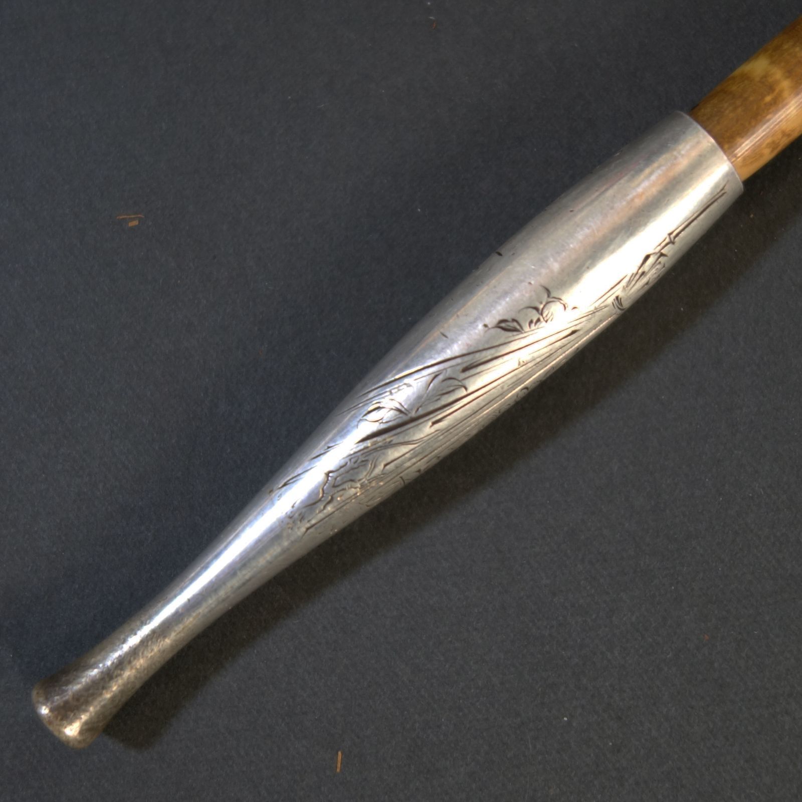 骨董逸品【冬牡丹と千鳥図 煙管 銀製 彫刻】 喫煙具 煙管 銀製 骨董 古