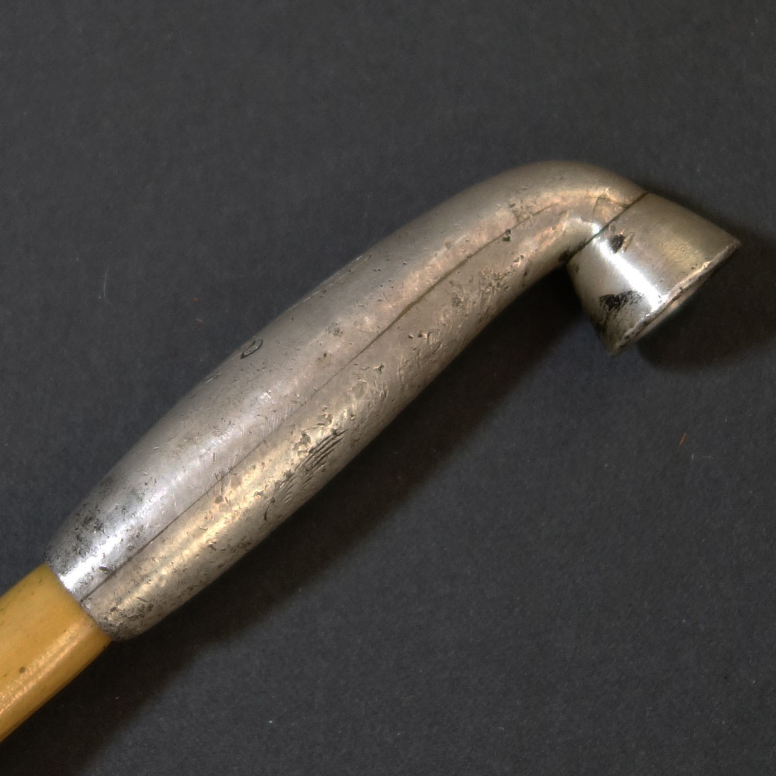 骨董逸品【冬牡丹と千鳥図 煙管 銀製 彫刻】 喫煙具 煙管 銀製 骨董 古