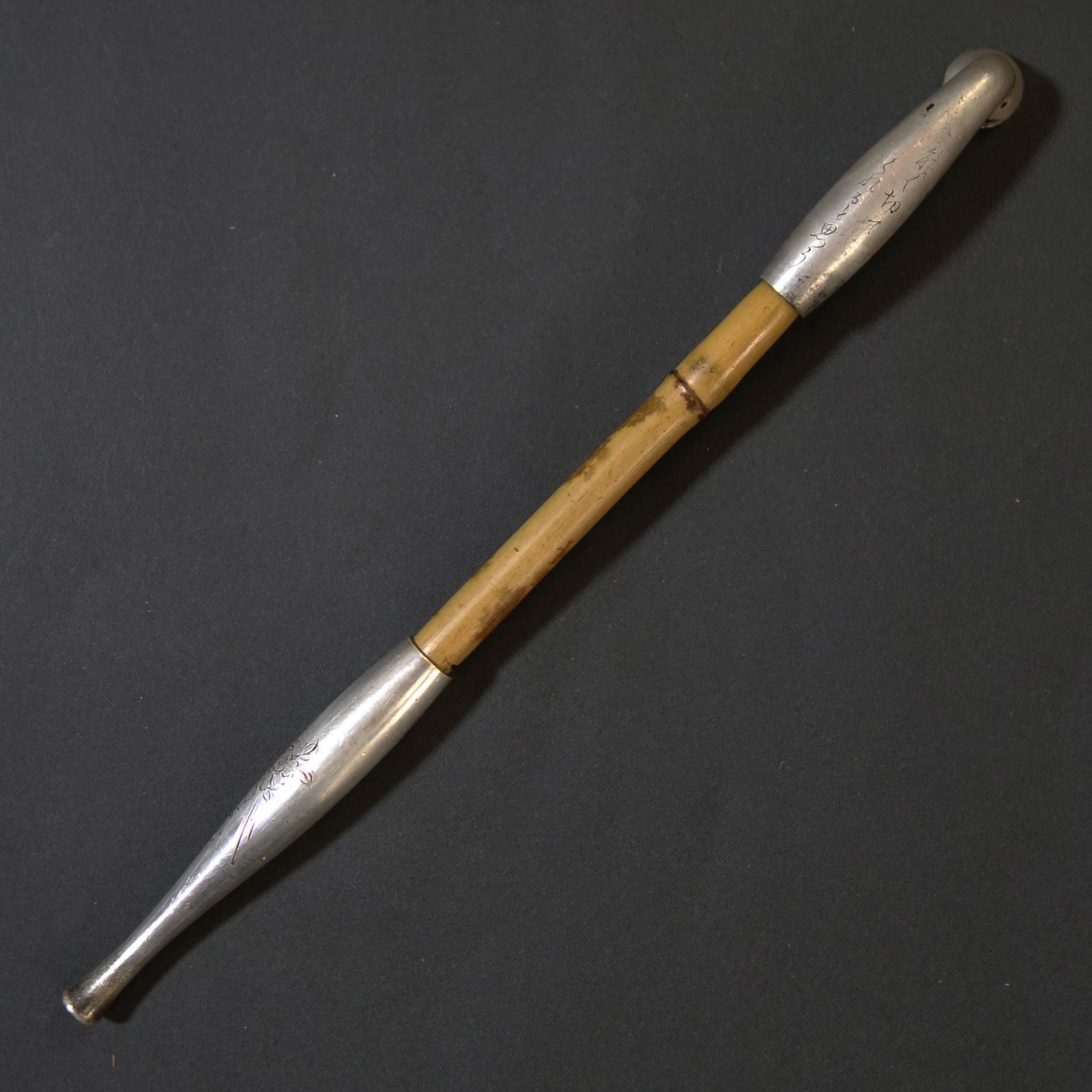 骨董逸品【冬牡丹と千鳥図 煙管 銀製 彫刻】 喫煙具 煙管 銀製 骨董 古