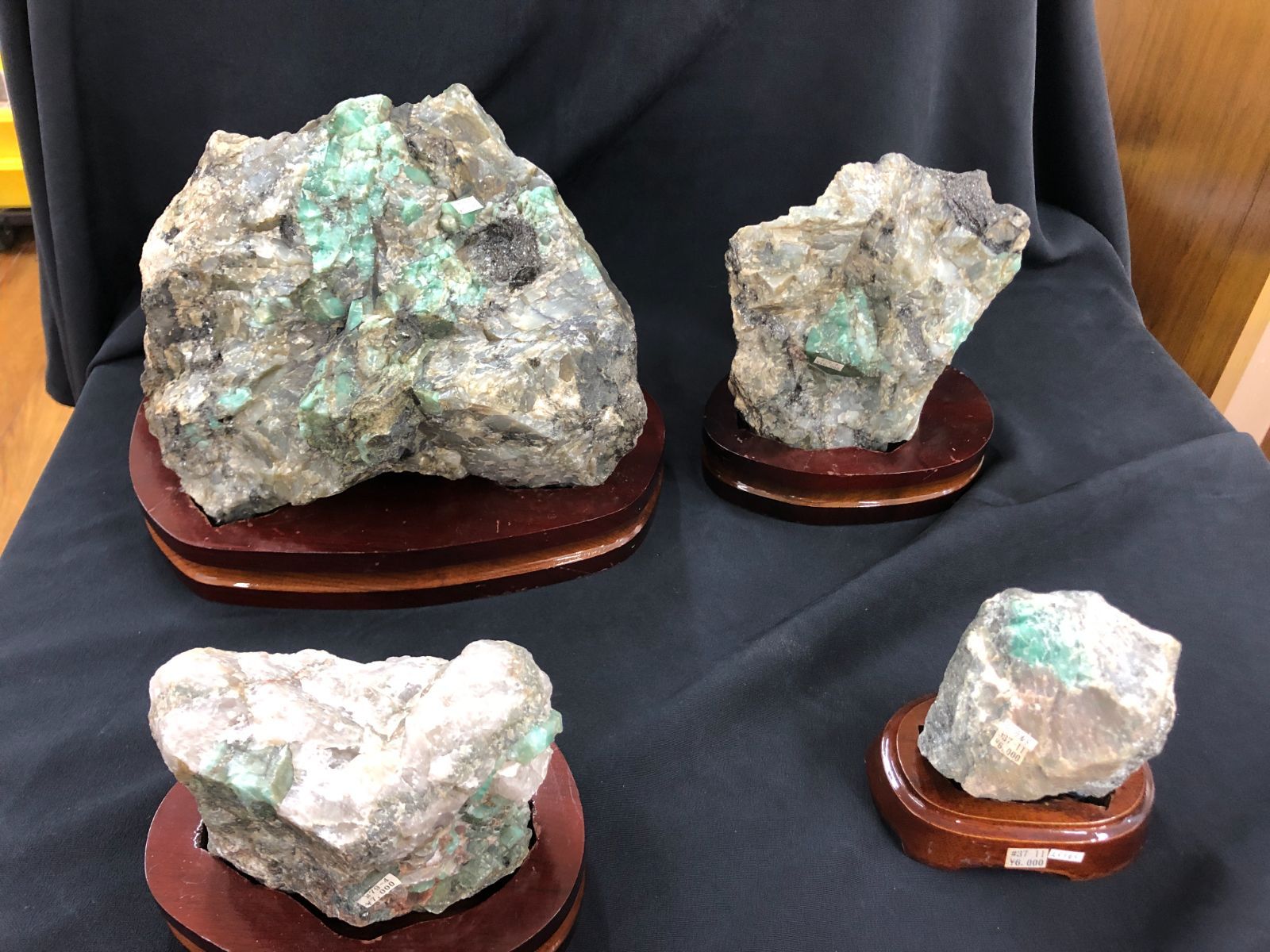 EMERALDエメラルド原石BOX 台座付き Brasil産