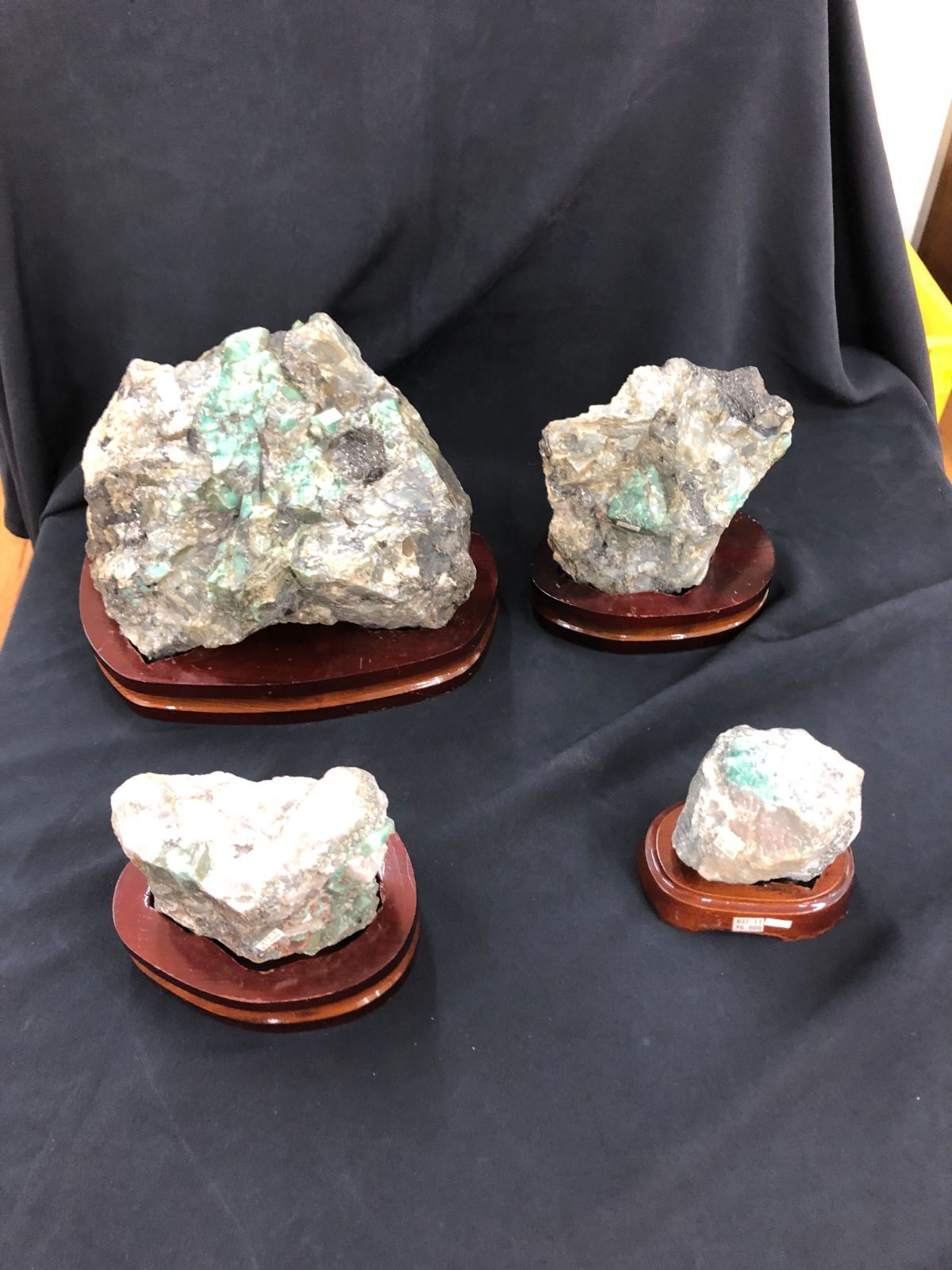 EMERALDエメラルド原石BOX 台座付き