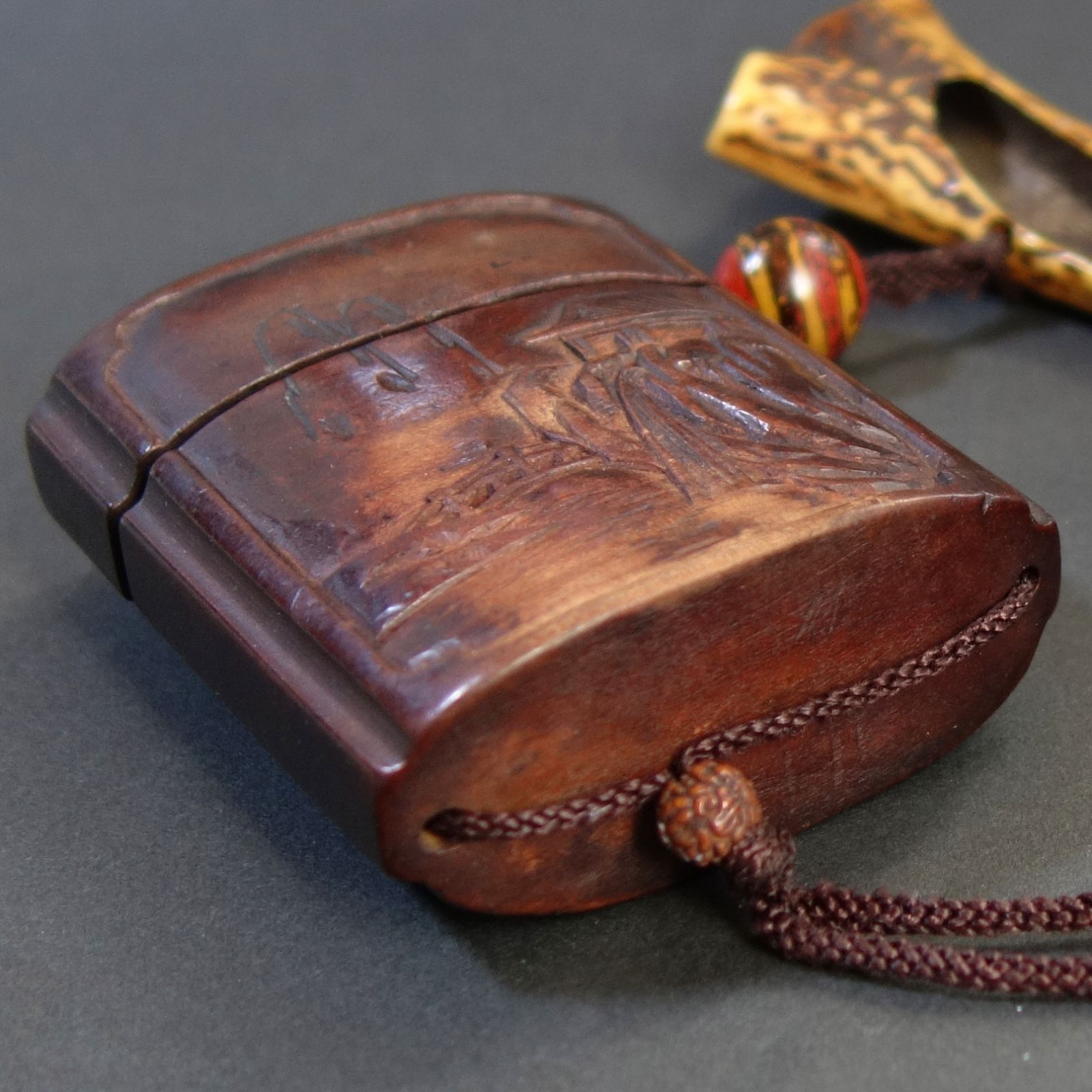 骨董逸品【煙管筒 鹿角刳貫 ／ とんこつ (煙草入) 木製彫刻 】 喫煙具