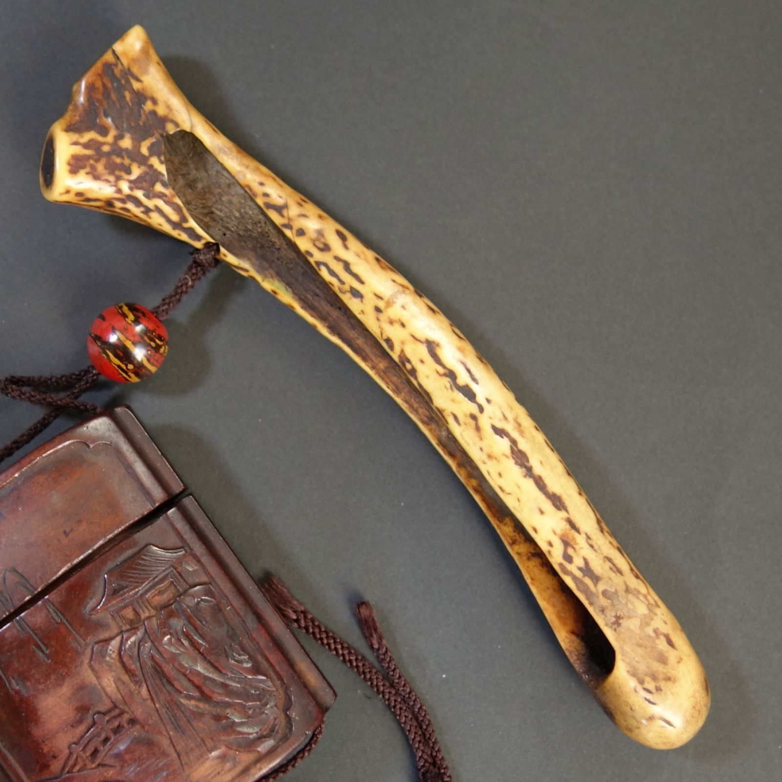 骨董逸品【煙管筒 鹿角刳貫 ／ とんこつ (煙草入) 木製彫刻 】 喫煙具