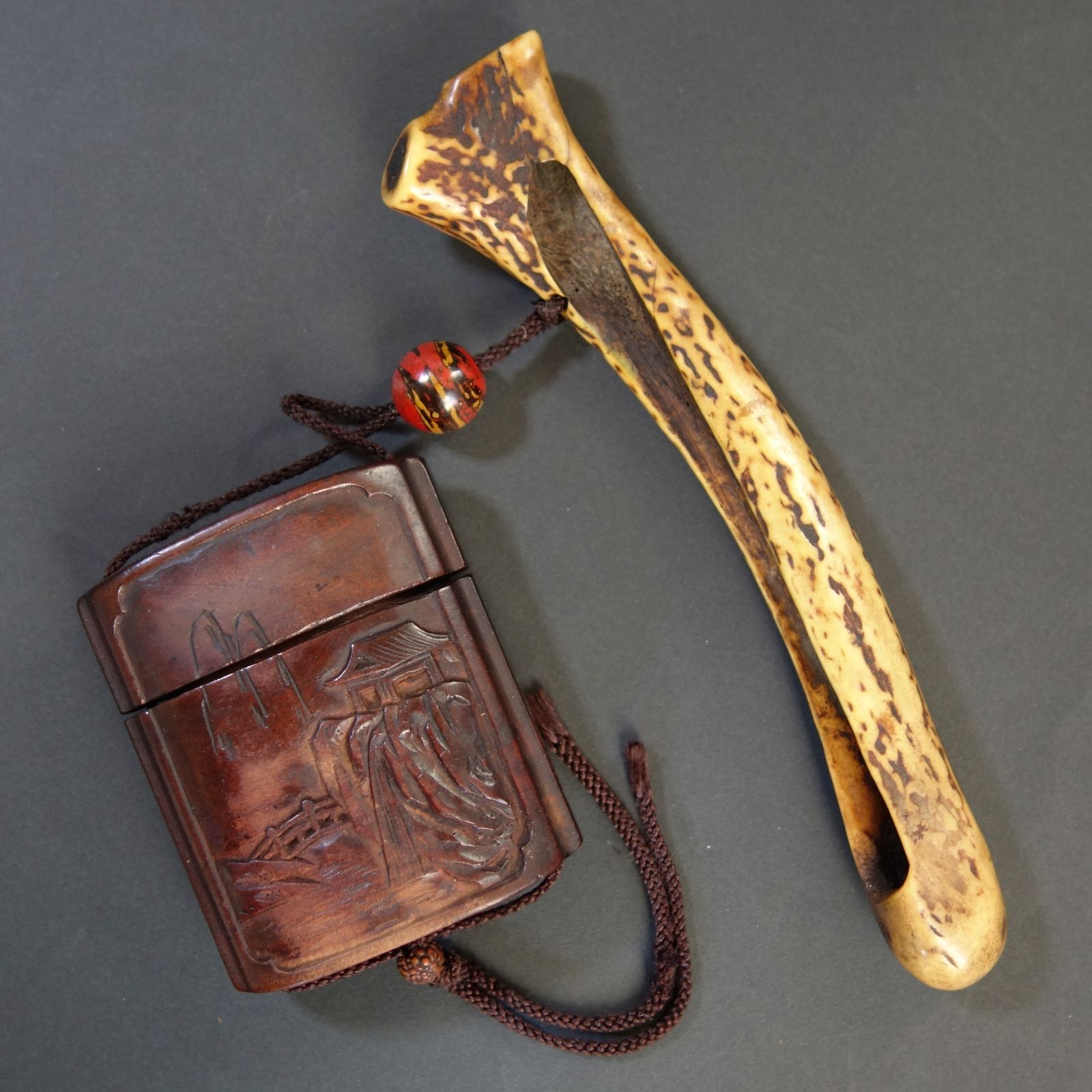 煙草入 骨董 骨董逸品【煙管筒 鹿角刳貫 ／ とんこつ (煙草入) 木製彫刻 】 喫煙具