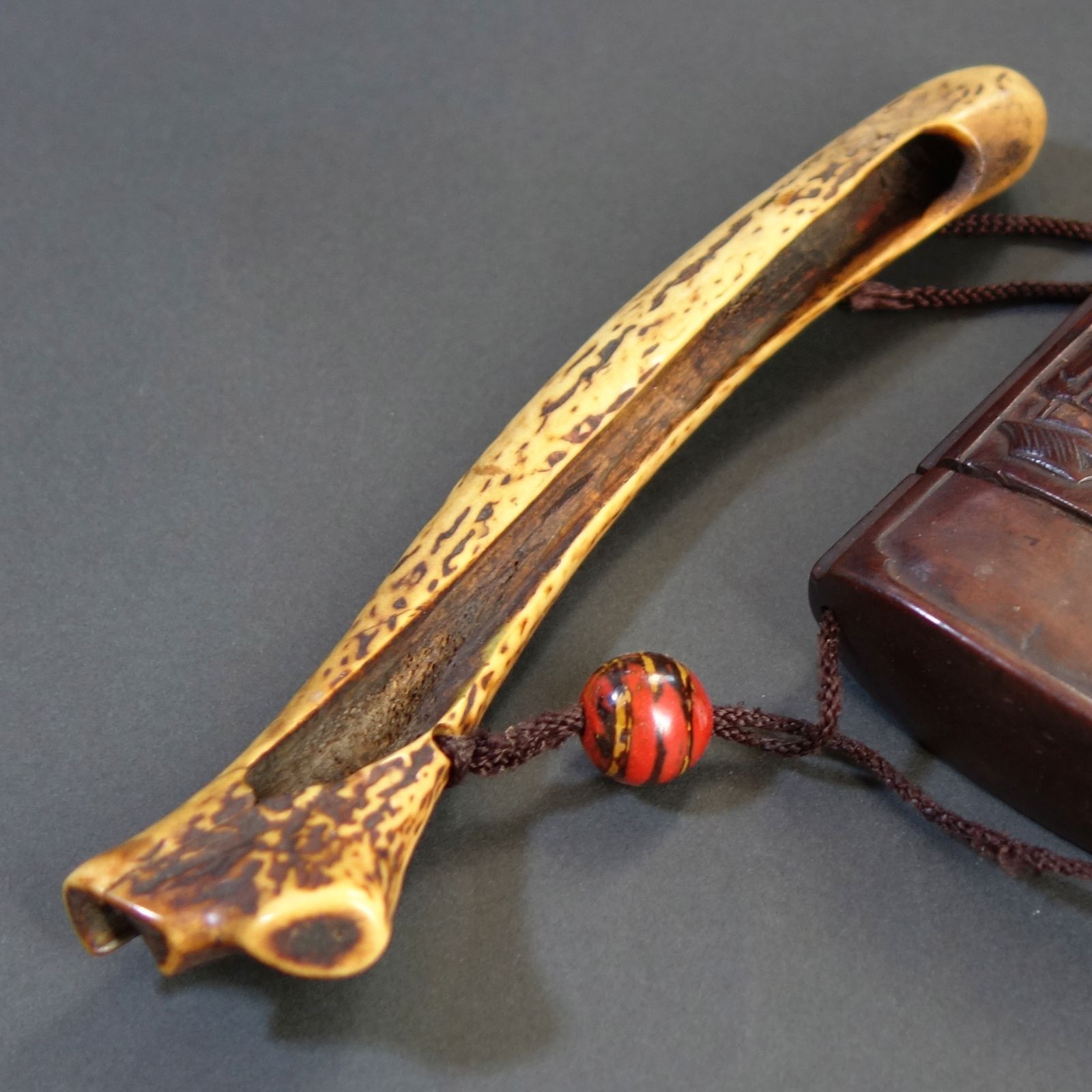 骨董逸品【煙管筒 鹿角刳貫 ／ とんこつ (煙草入) 木製彫刻 】 喫煙具