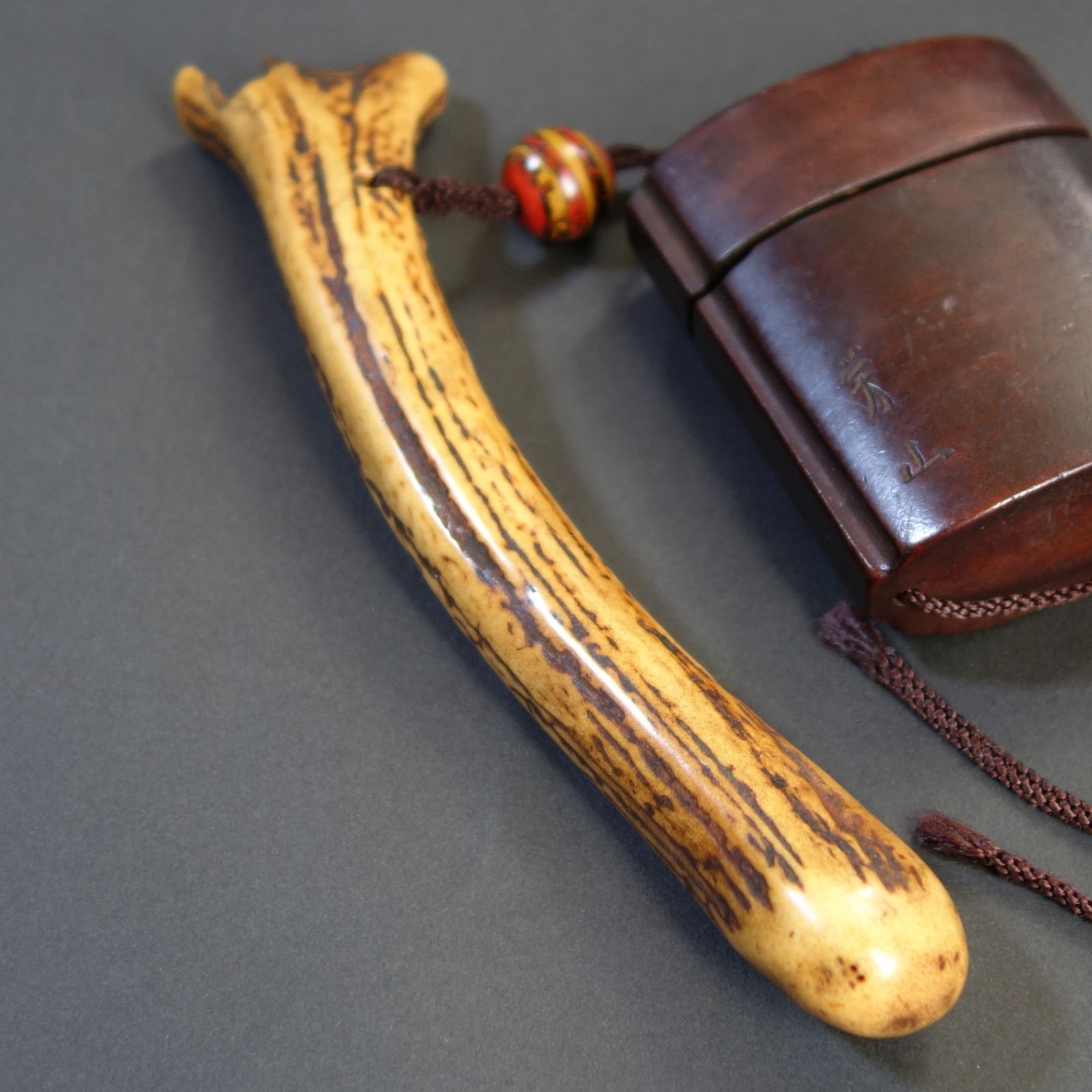 骨董逸品【煙管筒 鹿角刳貫 ／ とんこつ (煙草入) 木製彫刻 】 喫煙具