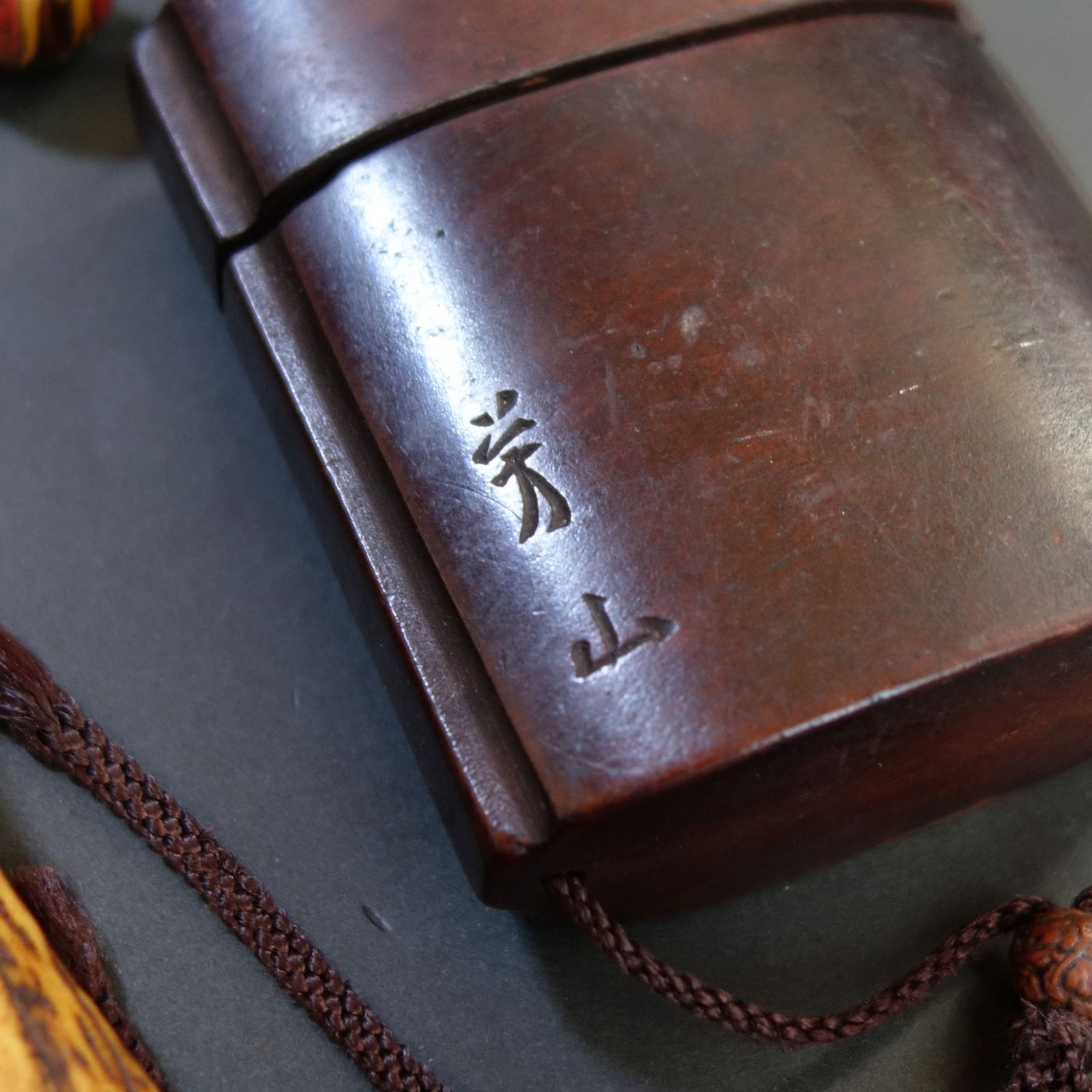 骨董逸品【煙管筒 鹿角刳貫 ／ とんこつ (煙草入) 木製彫刻 】 喫煙具