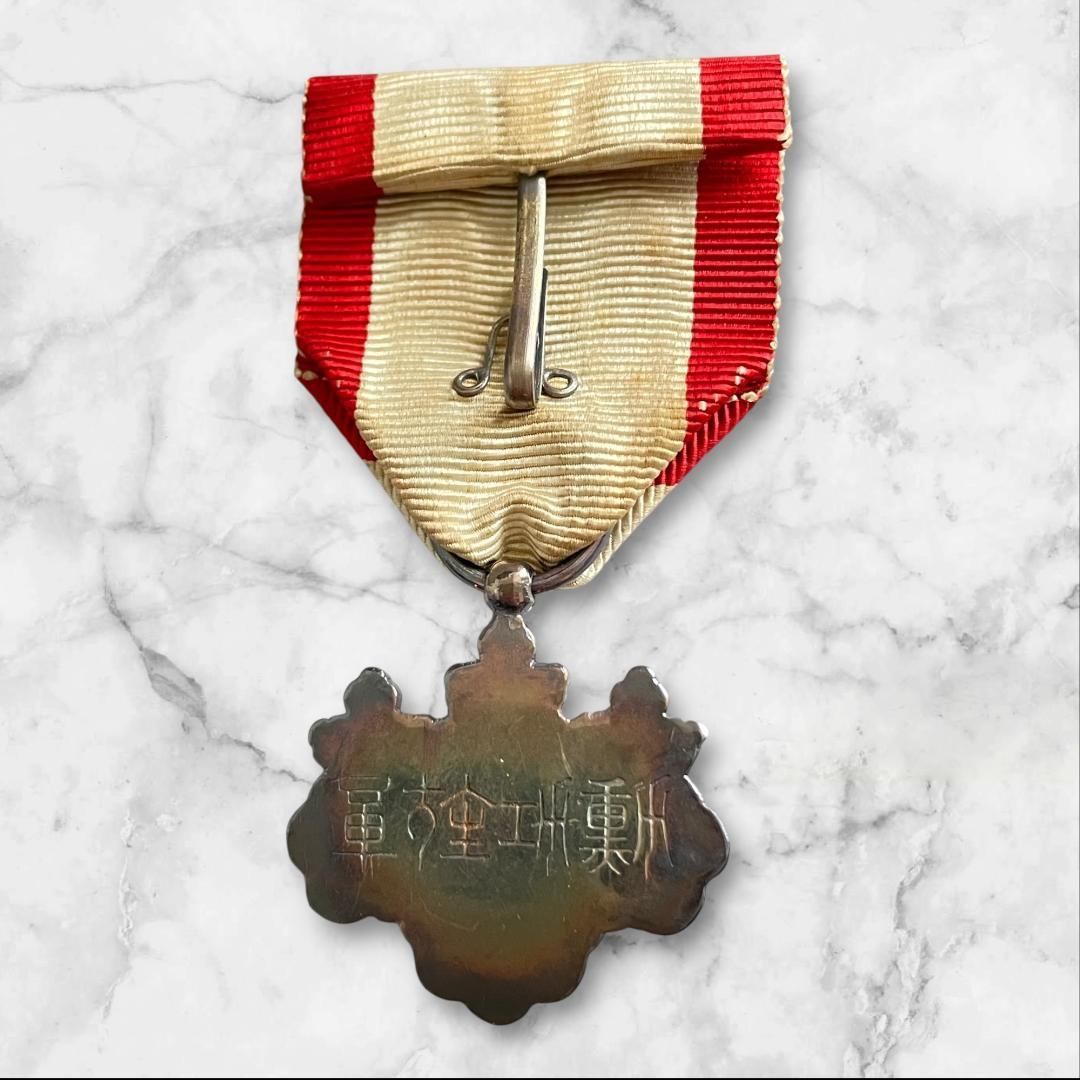 勲八等白色桐葉章 勲章 記章 ケース付き 日本軍 旧勲章 - メルカリ